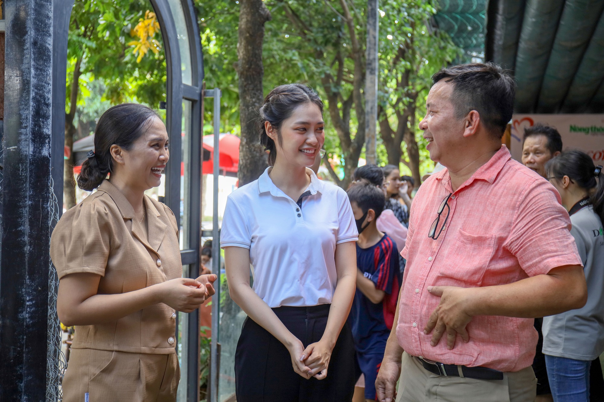 Hoa hậu Nông Thúy Hằng ghi điểm nhờ hành động đẹp trước thềm thi Hoa hậu Hữu nghị Quốc tế 2023 - Ảnh 1.