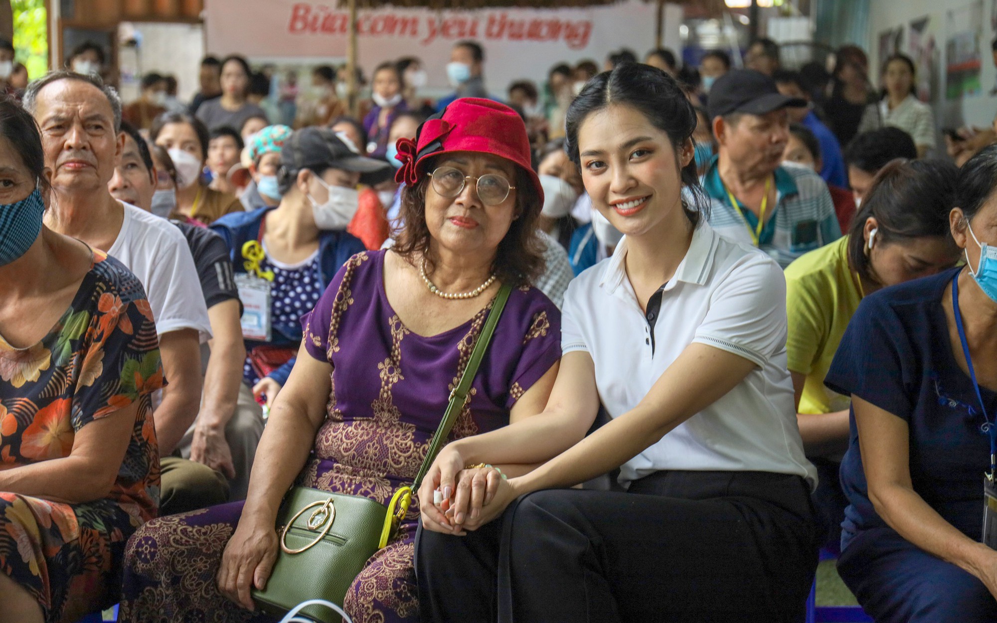 Hoa hậu Nông Thúy Hằng hé lộ “món tủ&quot; siêu ngon, ăn hoài không chán tại Phiên Chợ Trái Tim