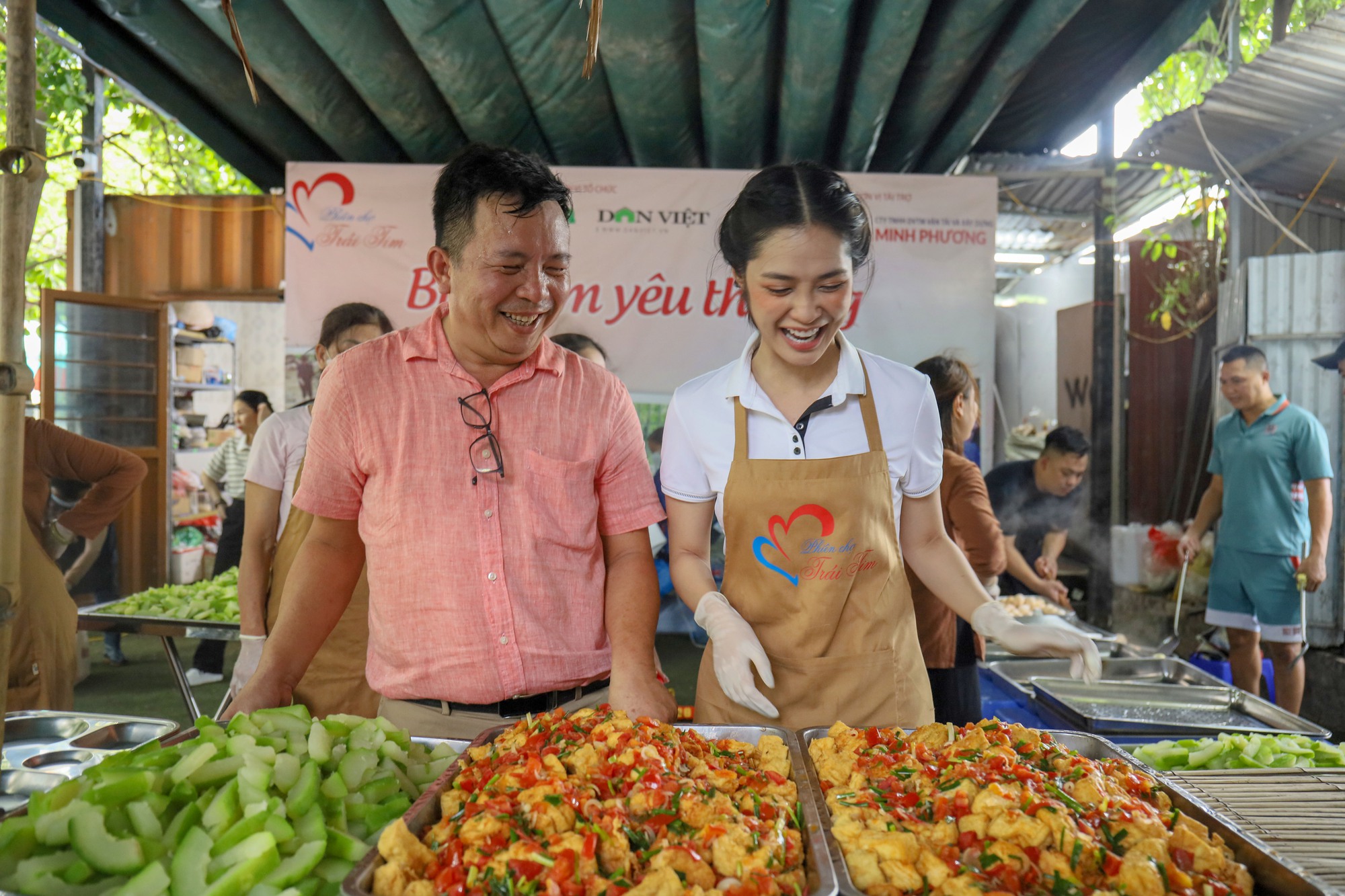Hoa hậu Nông Thúy Hằng hé lộ “món tủ&quot; siêu ngon, ăn hoài không chán tại Phiên Chợ Trái Tim - Ảnh 9.