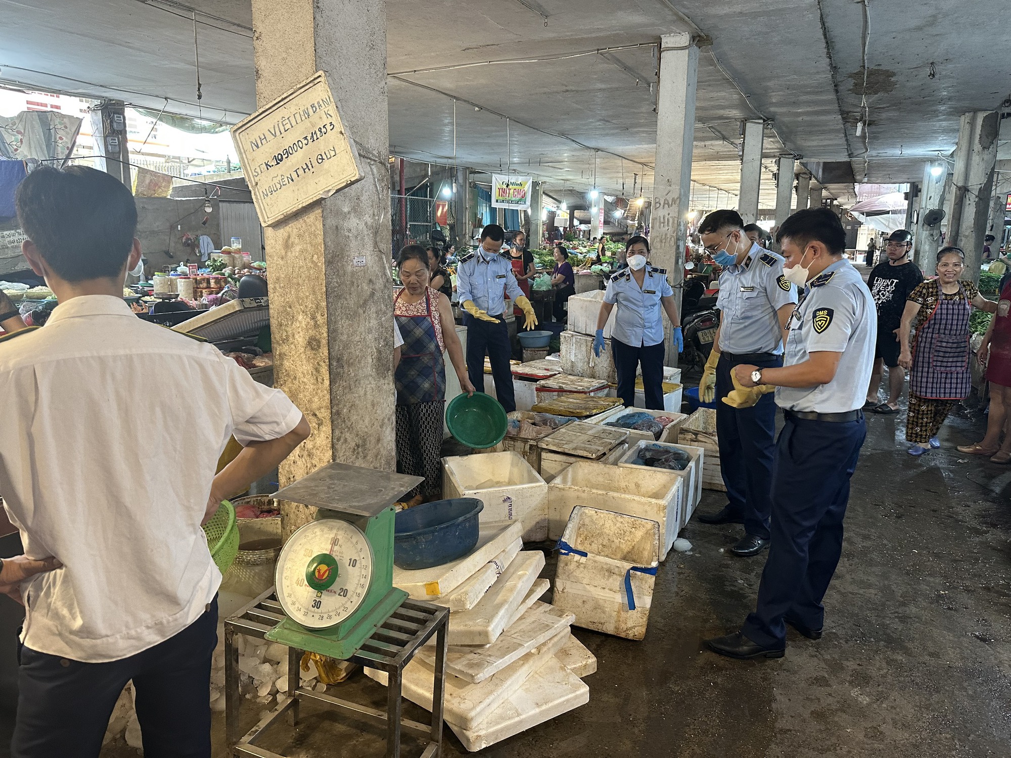 Thái Nguyên: Kiểm tra đột xuất, phát hiện 3 tấn thịt lợn &quot;bẩn&quot; tại chợ Đồng Quang - Ảnh 1.