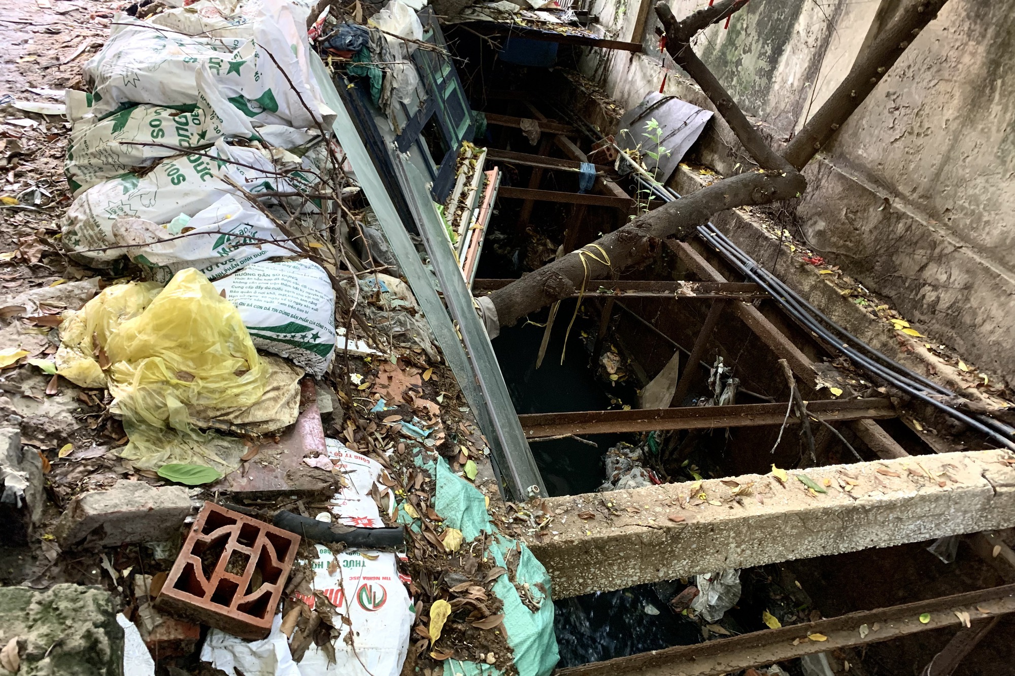 Có biển cấm kèm thông báo phạt tiền nhưng nhiều người dân tại Hà Nội vẫn bất chấp đổ trộm rác thải - Ảnh 4.