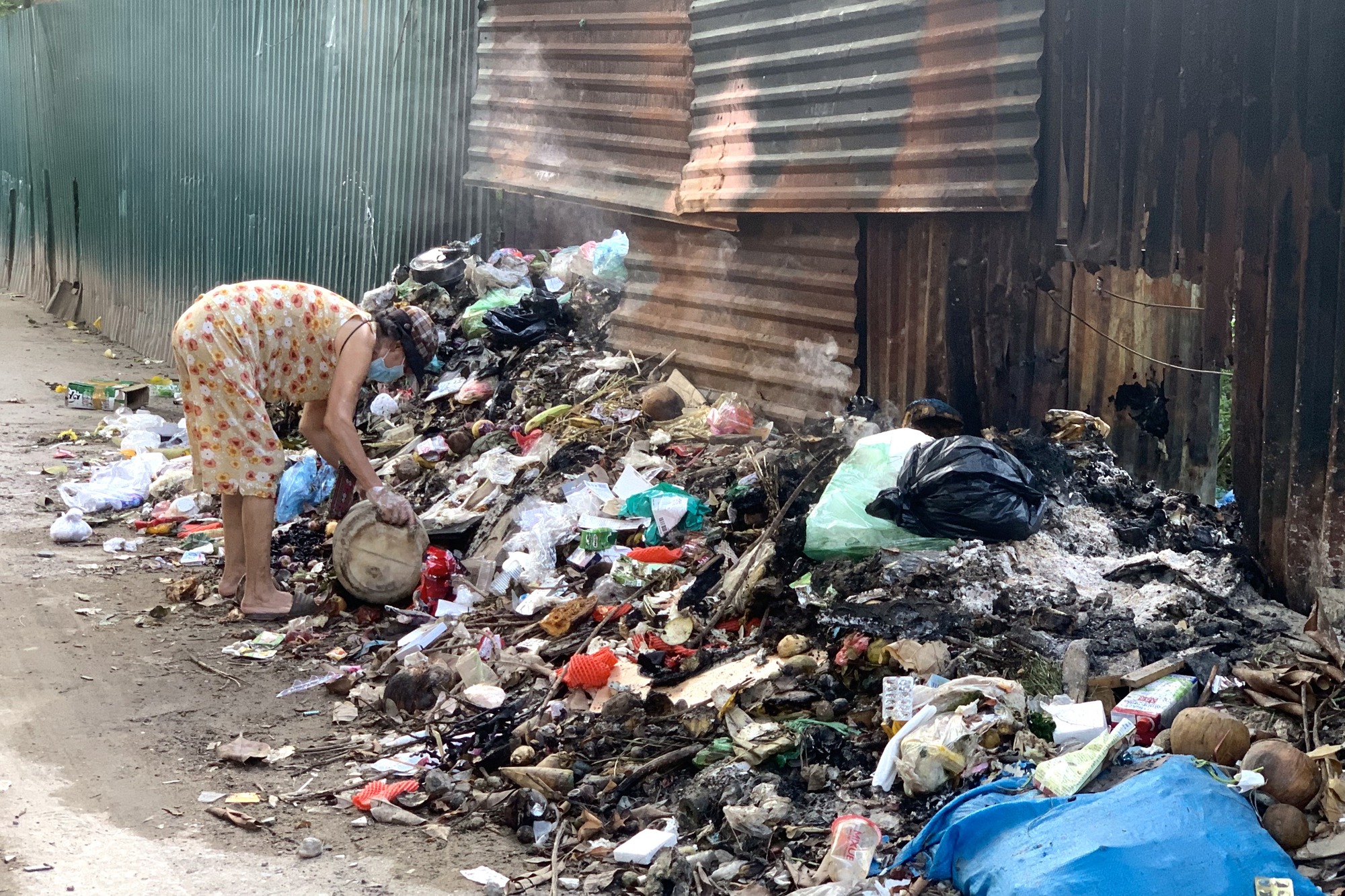 Có biển cấm kèm thông báo phạt tiền nhưng nhiều người dân tại Hà Nội vẫn bất chấp đổ trộm rác thải - Ảnh 3.