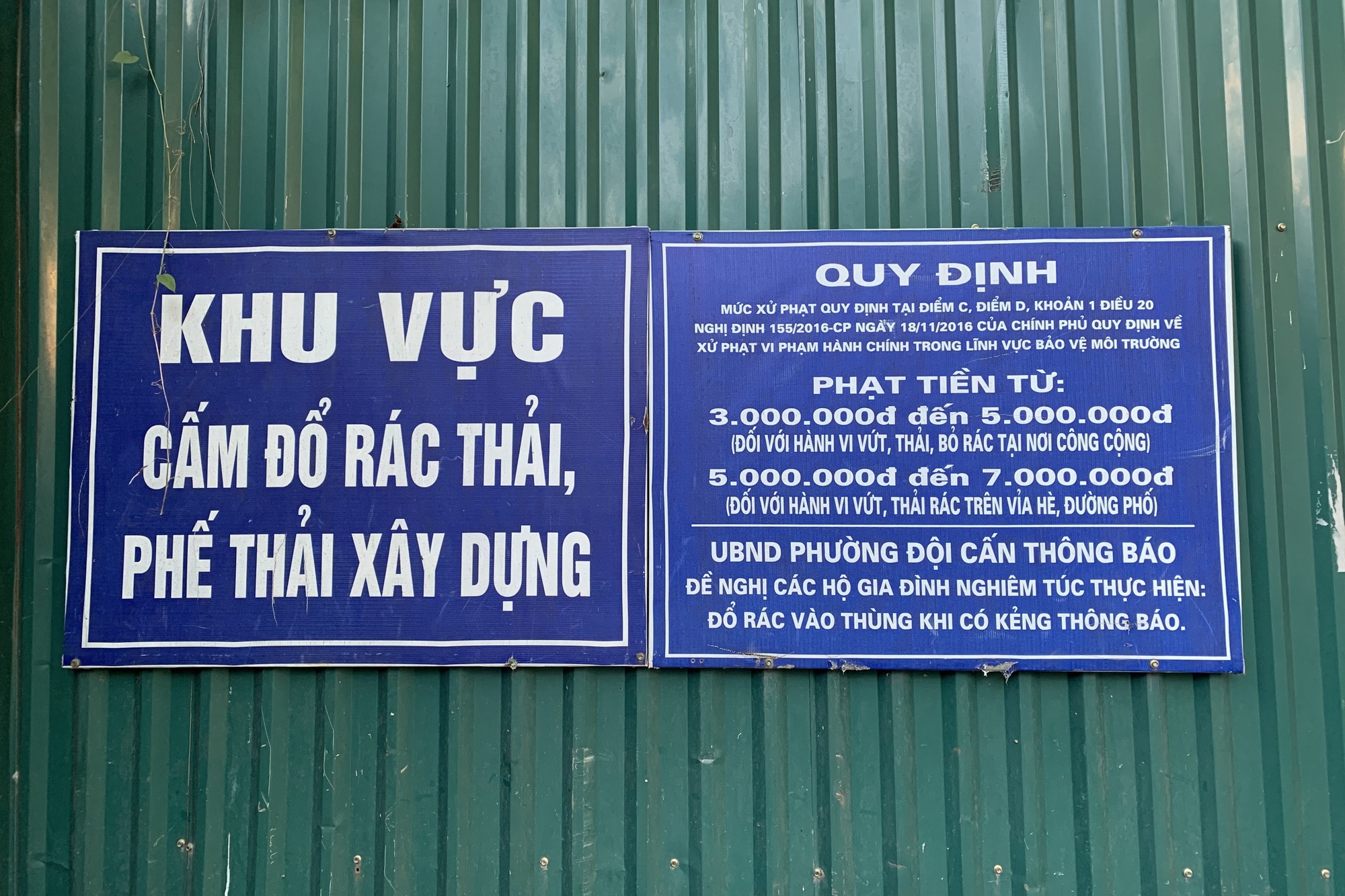 Có biển cấm kèm thông báo phạt tiền nhưng nhiều người dân tại Hà Nội vẫn bất chấp đổ trộm rác thải - Ảnh 6.