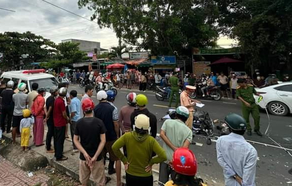 Va chạm với xe khách, người đi xe gắn máy tử vong trên Quốc lộ 28 ở Bình Thuận  - Ảnh 1.