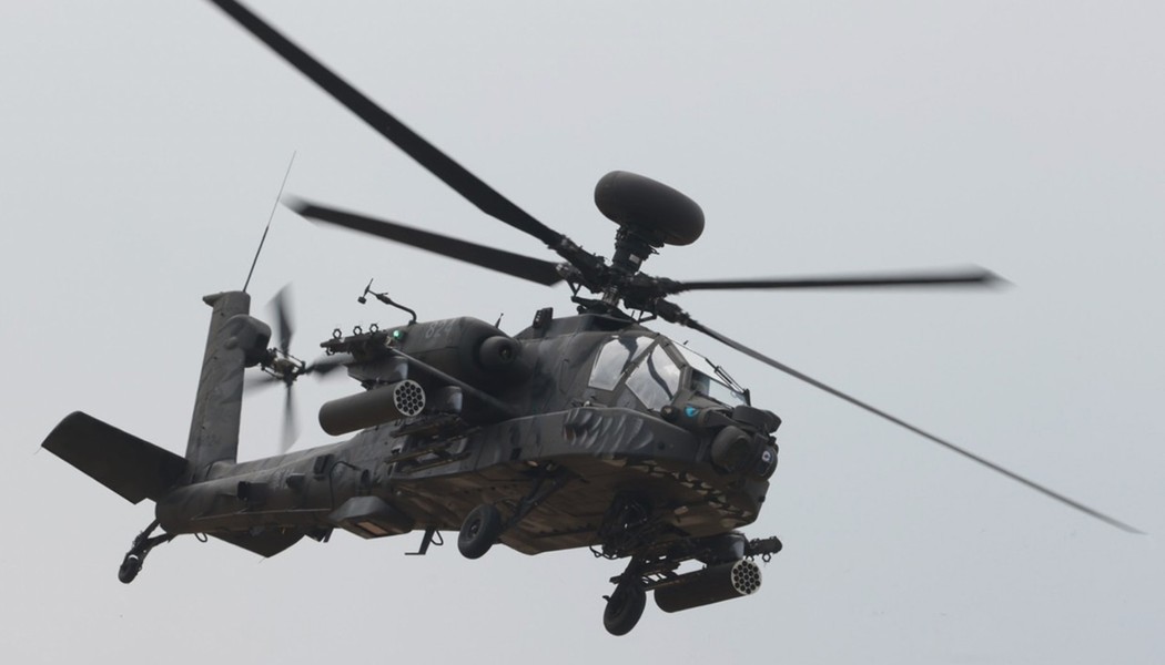 Độc đáo những chiếc trực thăng tấn công Apache được sơn hình cá mập hổ - Ảnh 2.