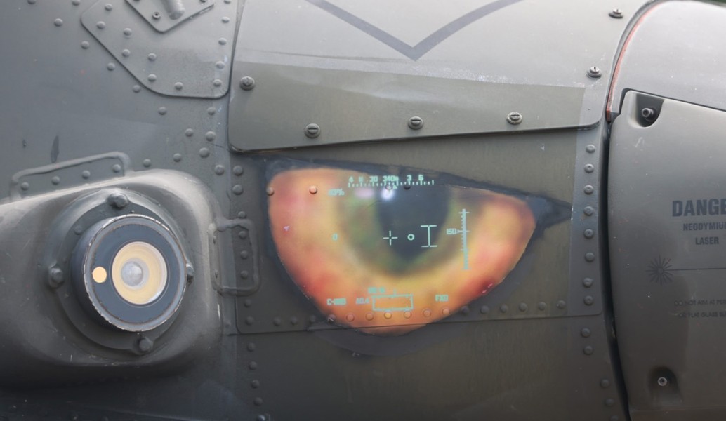 Độc đáo những chiếc trực thăng tấn công Apache được sơn hình cá mập hổ - Ảnh 3.