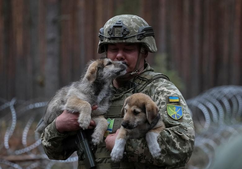 Ảnh thế giới 7 ngày qua: Đấu vật trên tàu cao tốc và khu rừng bị cháy rụi ở Ukraine - Ảnh 4.