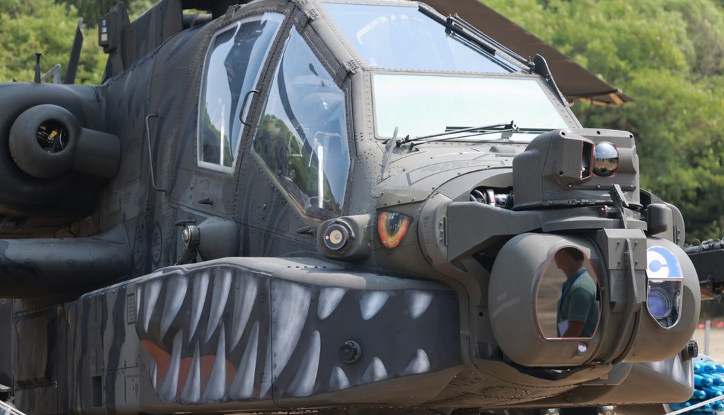 Độc đáo những chiếc trực thăng tấn công Apache được sơn hình cá mập hổ - Ảnh 5.