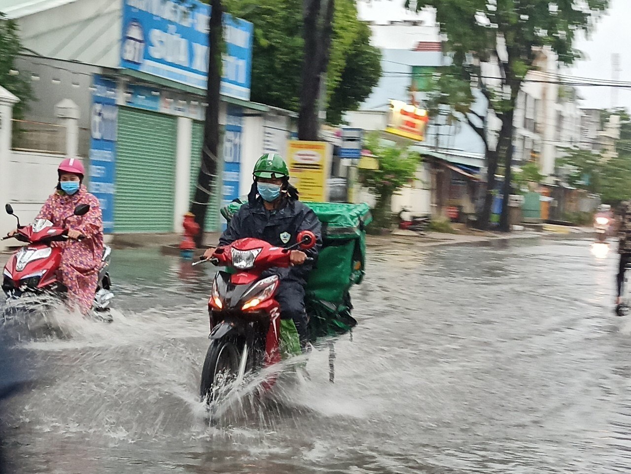 Áp thấp nhiệt đới đã tiến vào đất liền các tỉnh Quảng Trị-Thừa Thiên Huế, sức gió giật cấp 8 - Ảnh 4.