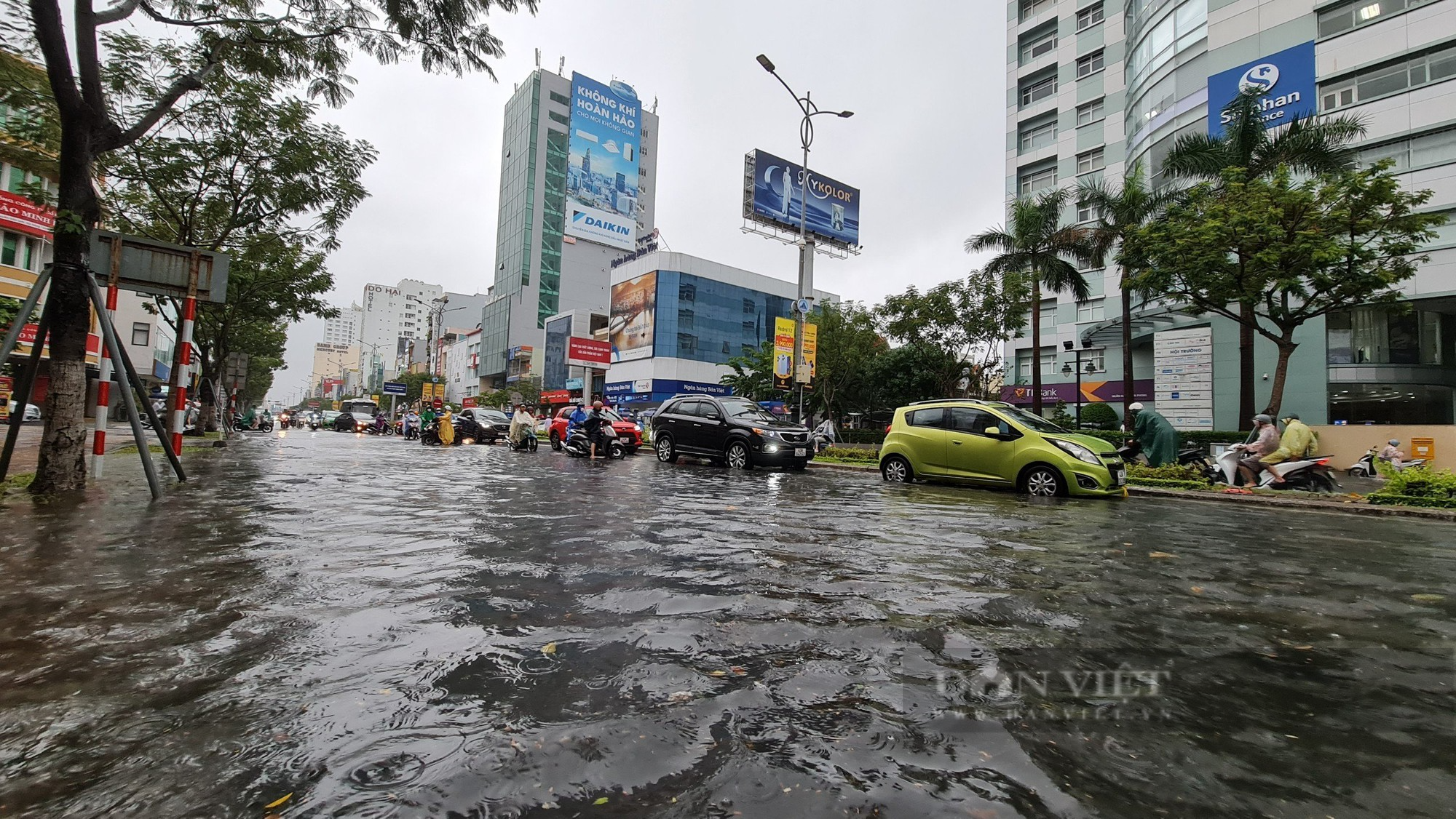 Đà Nẵng mưa to ngập đường, người dân chật vật lội nước đi làm - Ảnh 1.