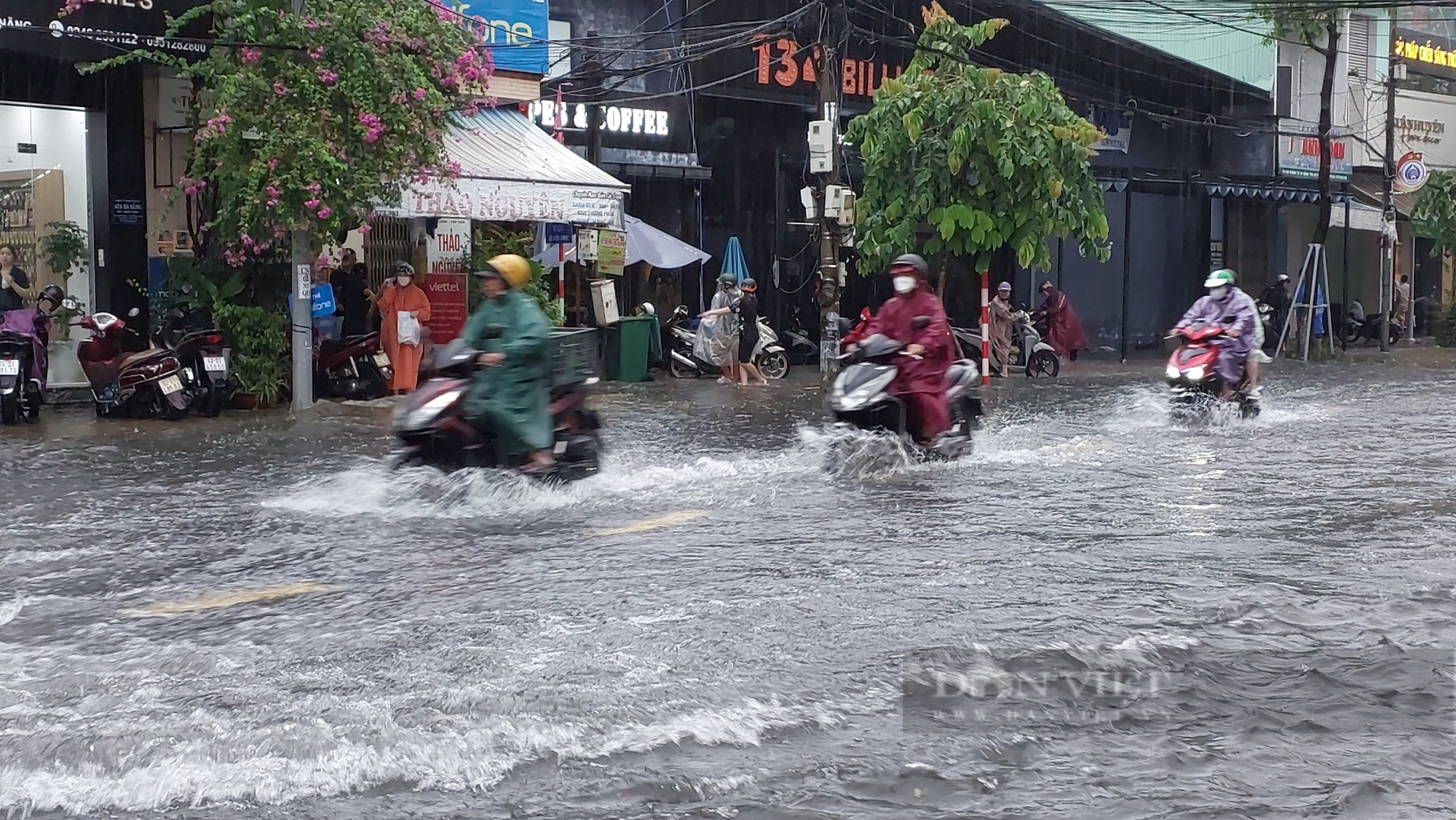 Đà Nẵng mưa to ngập đường, người dân chật vật lội nước đi làm - Ảnh 2.