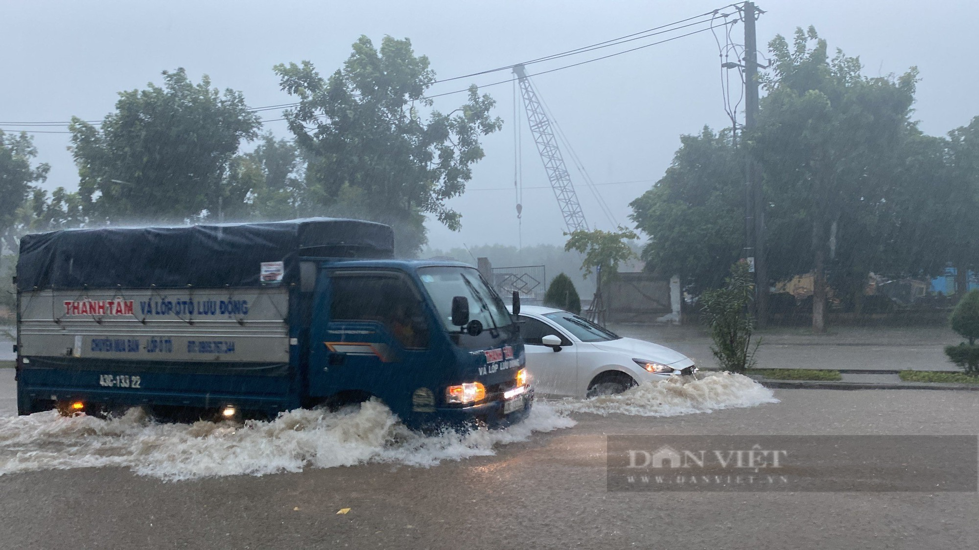 Đà Nẵng mưa to ngập đường, người dân chật vật lội nước đi làm - Ảnh 3.