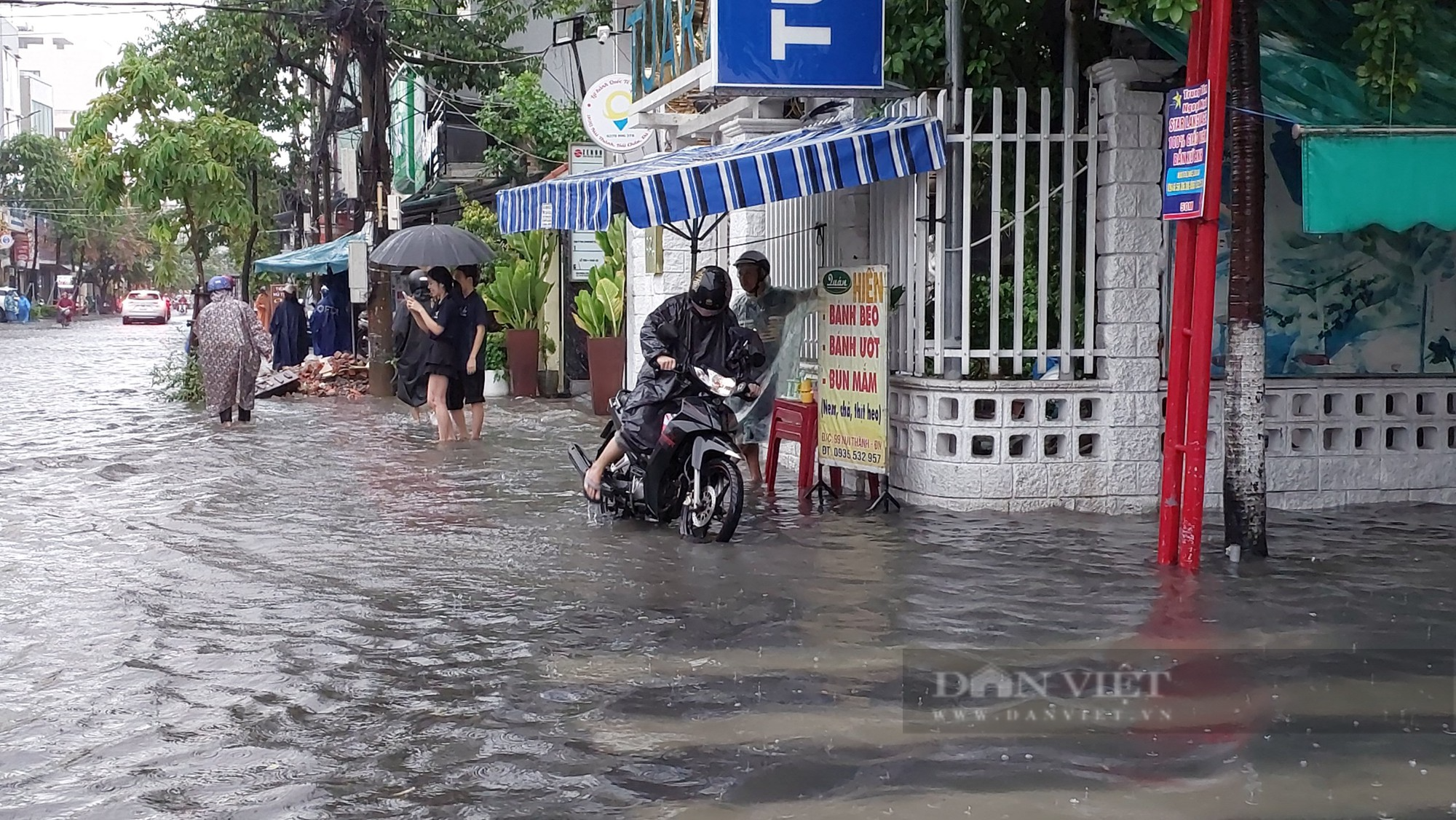 Đà Nẵng mưa to ngập đường, người dân chật vật lội nước đi làm - Ảnh 6.