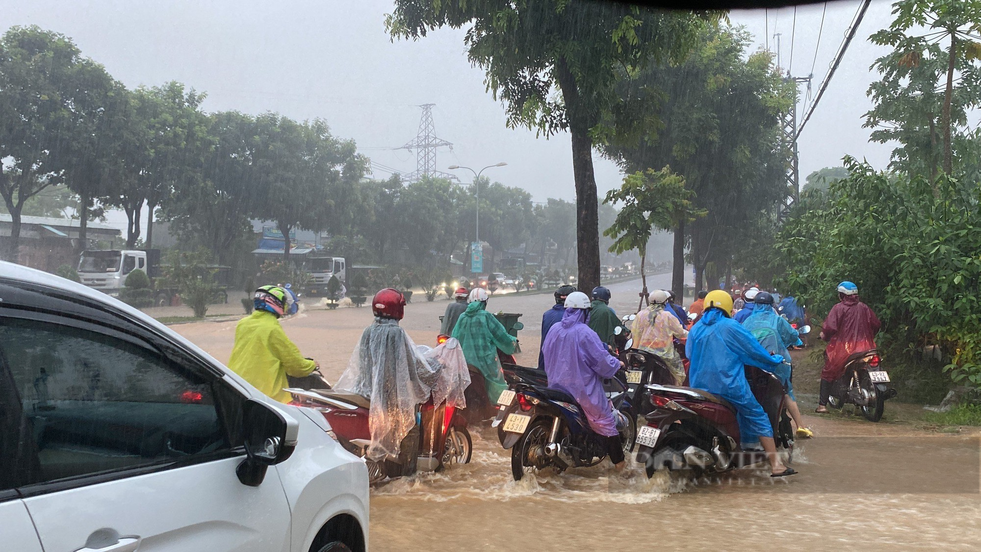 Đà Nẵng mưa to ngập đường, người dân chật vật lội nước đi làm - Ảnh 7.