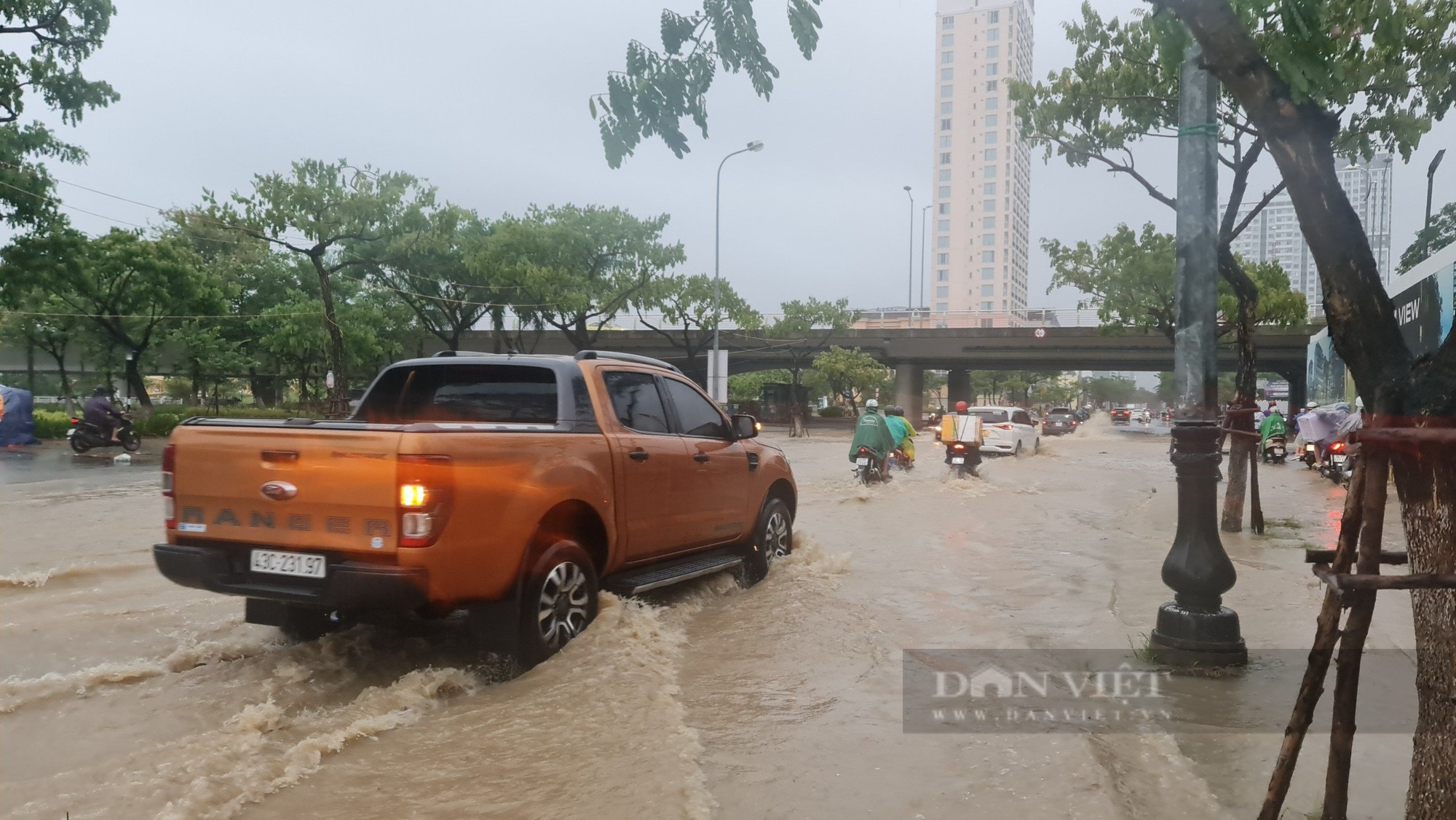 Đà Nẵng mưa to ngập đường, người dân chật vật lội nước đi làm - Ảnh 8.