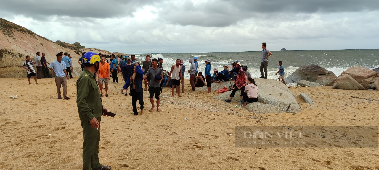 Hà Tĩnh: Hàng chục người dân liều mình cứu sống 3 ngư dân ôm can nhựa lênh đênh trên biển - Ảnh 3.