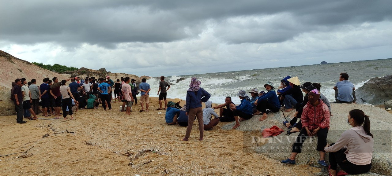 Hà Tĩnh: Hàng chục người dân liều mình cứu sống 3 ngư dân ôm can nhựa lênh đênh trên biển - Ảnh 4.