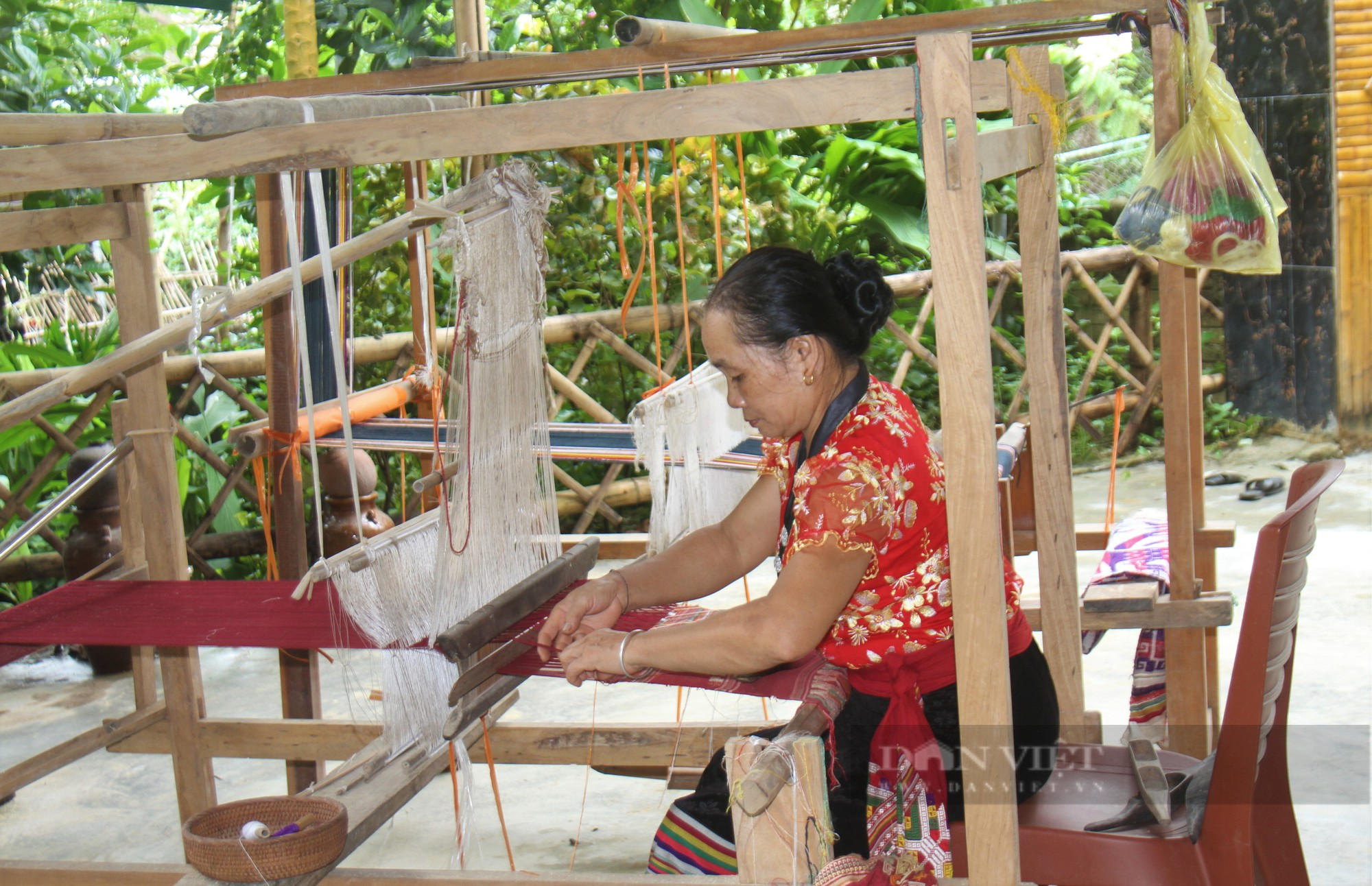 Thăm bảo tàng Pỉ Noọng, ngắm bộ váy áo lưu truyền hơn 120 năm vẫn nguyên vẹn, nét từng hoa văn - Ảnh 2.