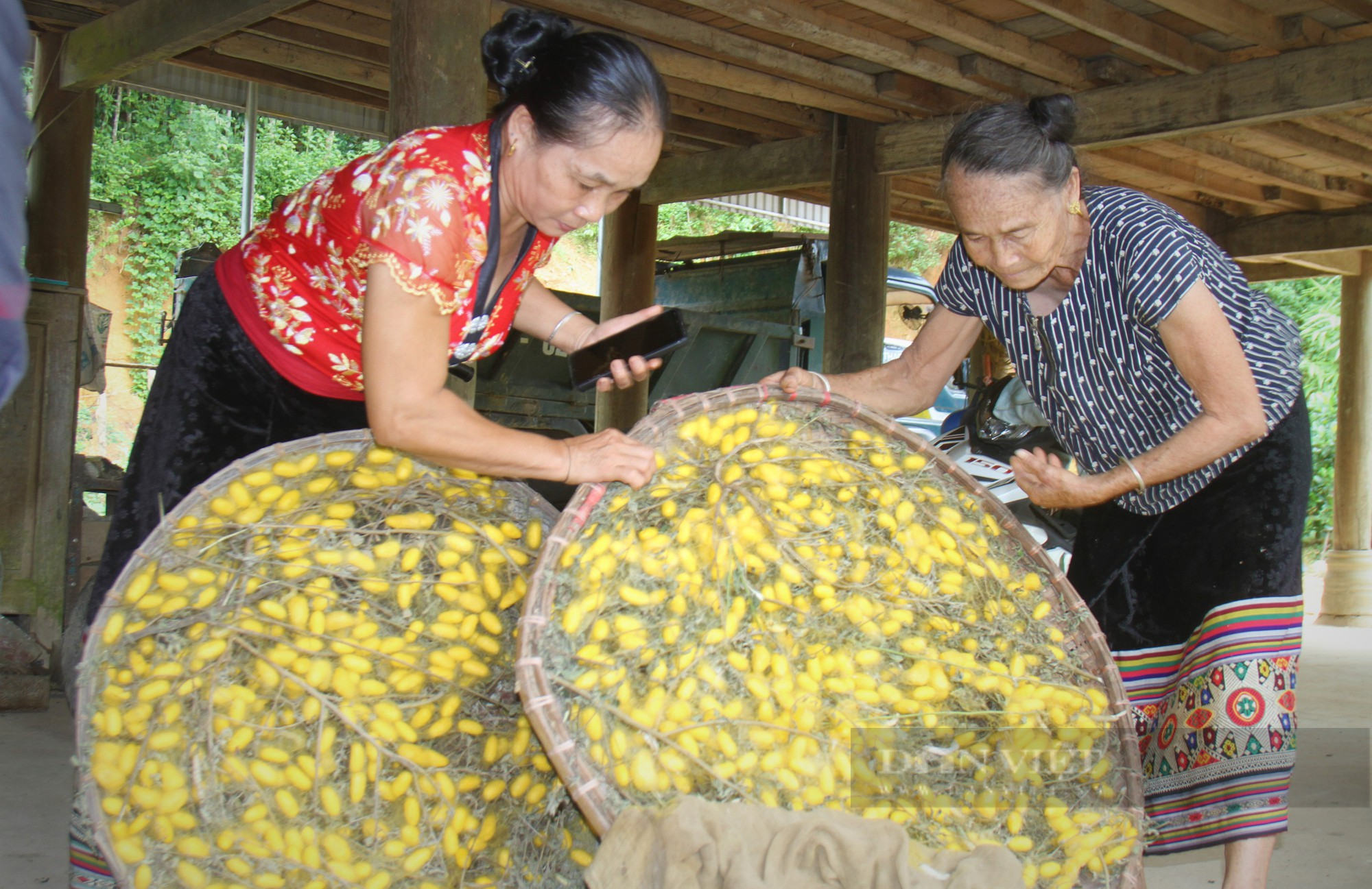 Thăm bảo tàng Pỉ Noọng, ngắm bộ váy áo lưu truyền hơn 120 năm vẫn nguyên vẹn, nét từng hoa văn - Ảnh 8.