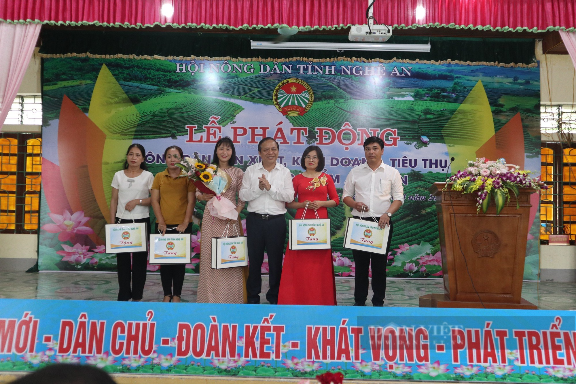 Bước chuyển biến mạnh mẽ trong sản xuất, kinh doanh, tiêu thụ nông sản, thực phẩm an toàn ở Nghệ An - Ảnh 1.