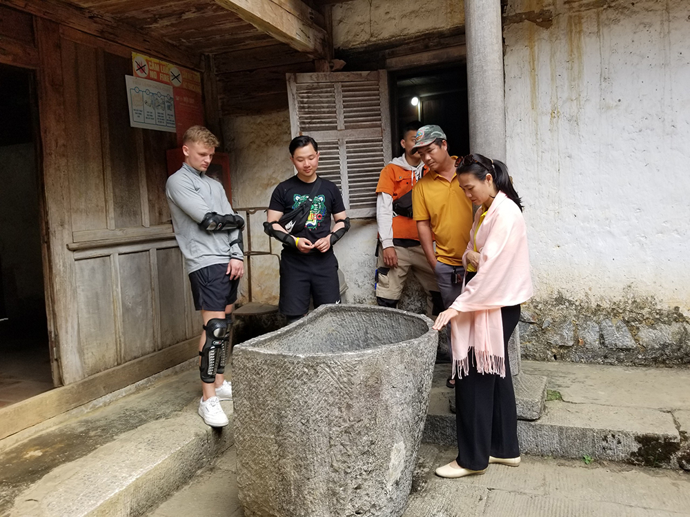 Dinh thự cổ của vua Mèo ở Hà Giang thì ai cùng háo hức xem, bất ngờ chuyện đánh bóng chân cột tốn gần...1 tỷ - Ảnh 6.