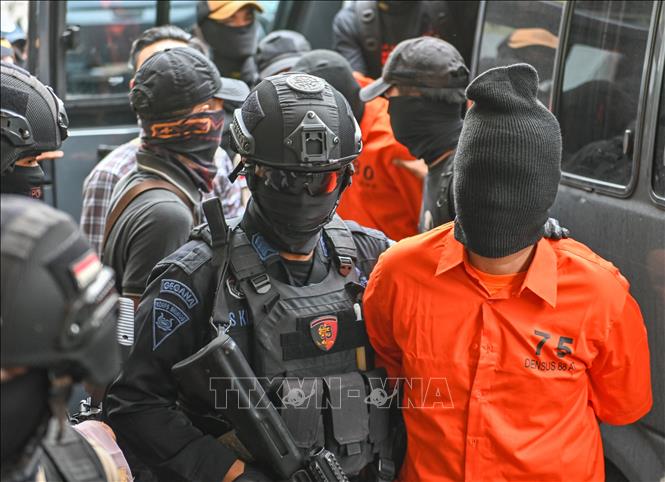 Indonesia bắt giữ đối tượng khủng bố nguy hiểm - Ảnh 1.