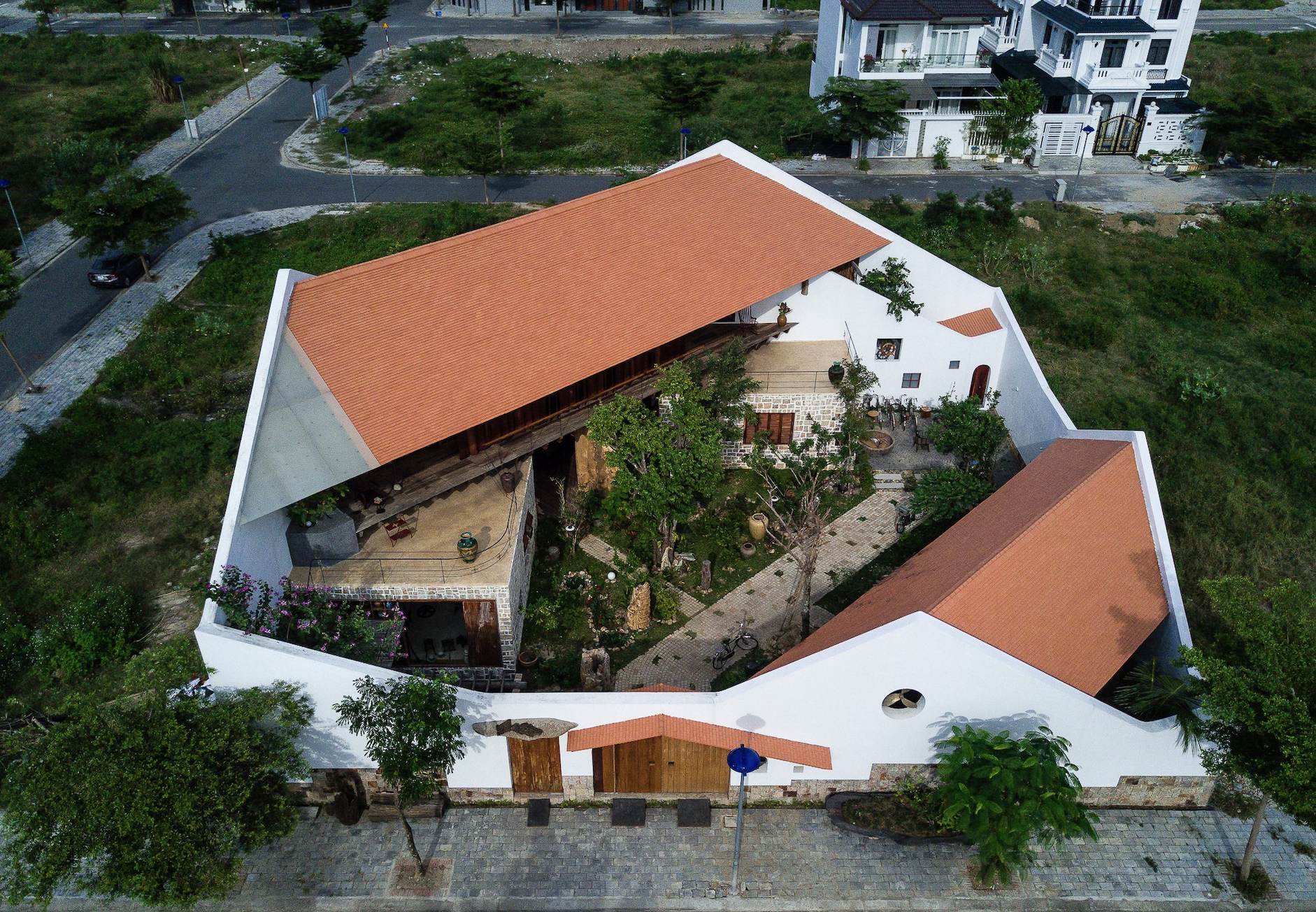 Ngôi nhà như “ốc đảo xanh” thành hiện thực sau 10 năm ấp ủ của cặp vợ chồng trung niên  - Ảnh 3.