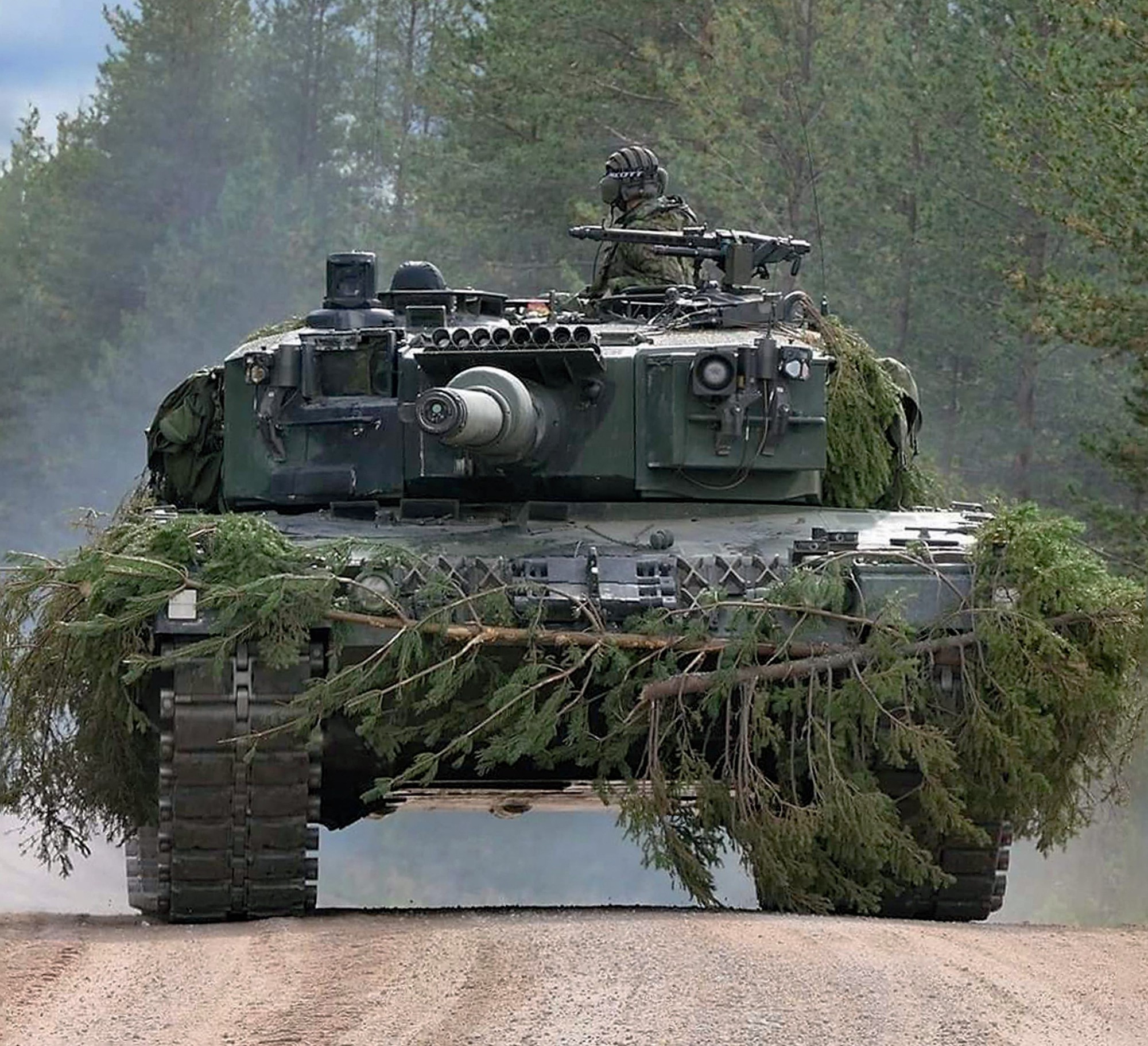 Trinh sát Nga phát hiện lính tăng Ukraine không điều khiển được xe tăng Leopard của Đức khiến bị rơi vào tay Nga - Ảnh 1.