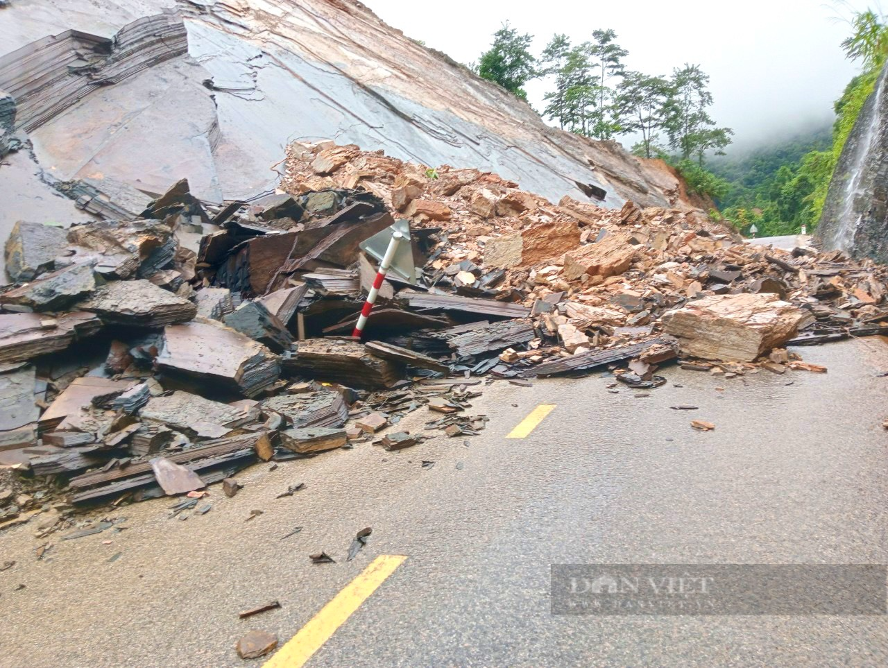 Quảng Bình: Mưa lớn gây sạt lở, nước dâng cao chia cắt nhiều tuyến đường - Ảnh 2.