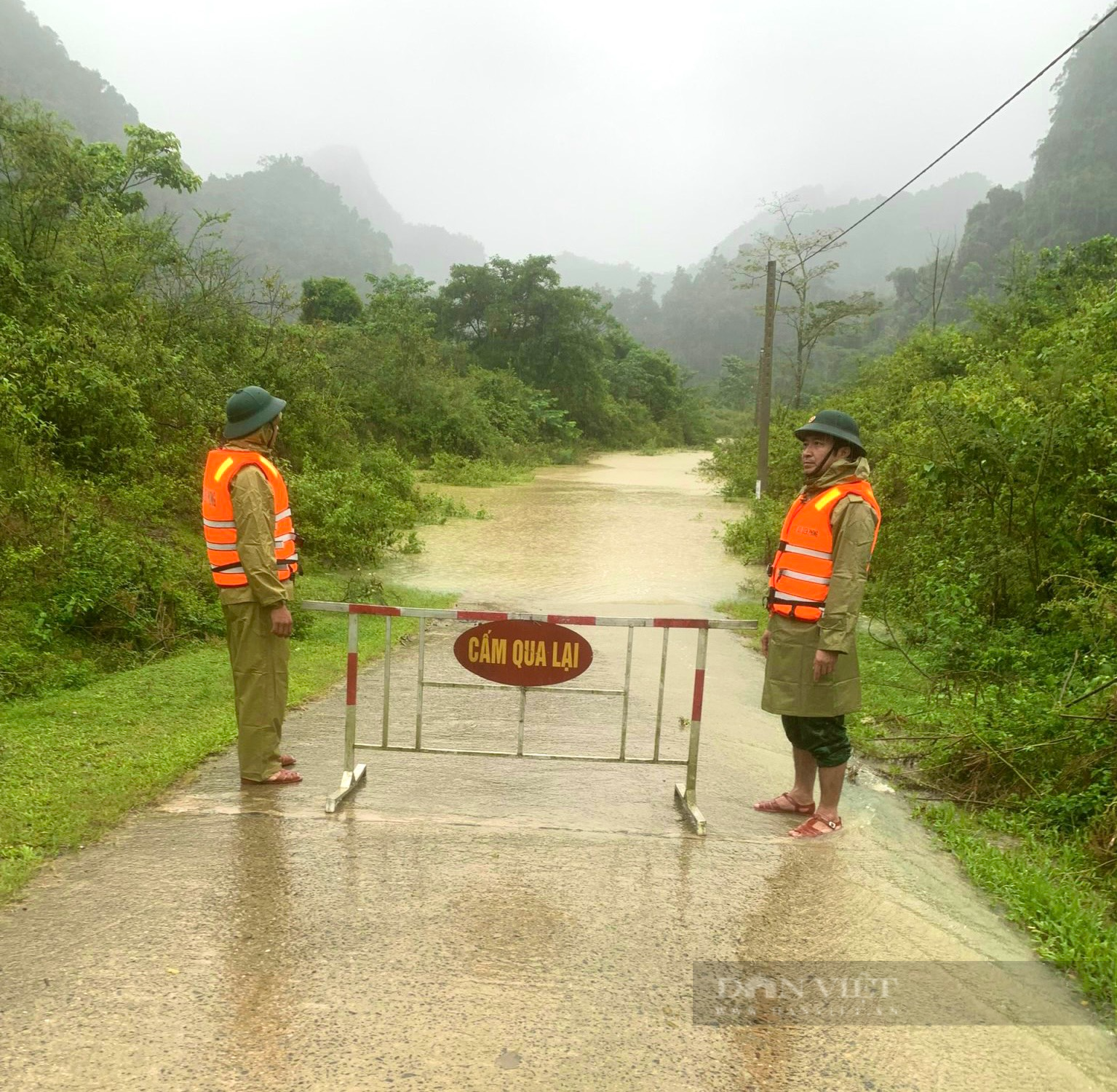 Quảng Bình: Mưa lớn gây sạt lở, nước dâng cao chia cắt nhiều tuyến đường - Ảnh 4.