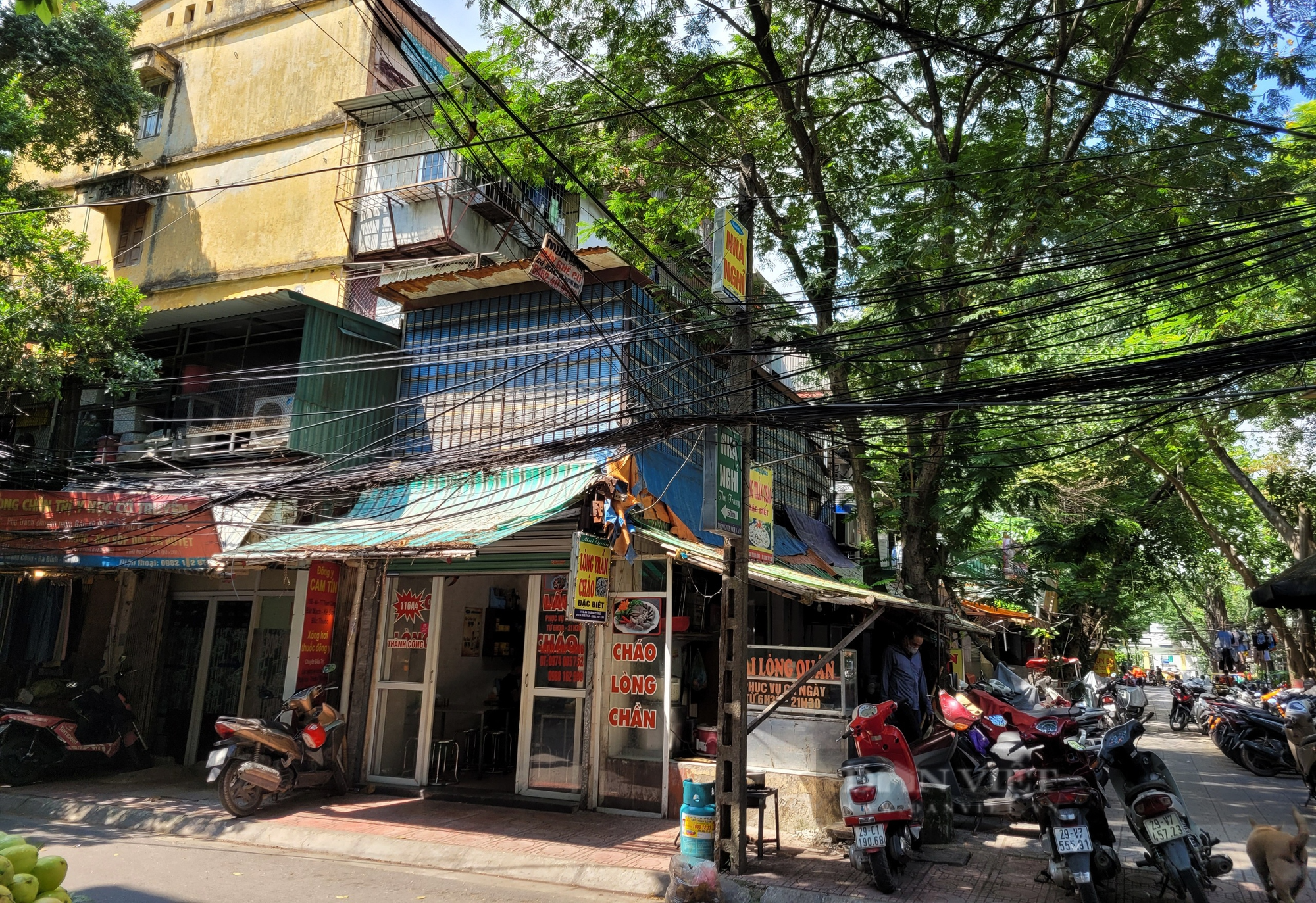 Bên trong khu nhà tập thể cũ đông dân ở Hà Nội: Nhếch nhác, lộn xộn - Ảnh 6.