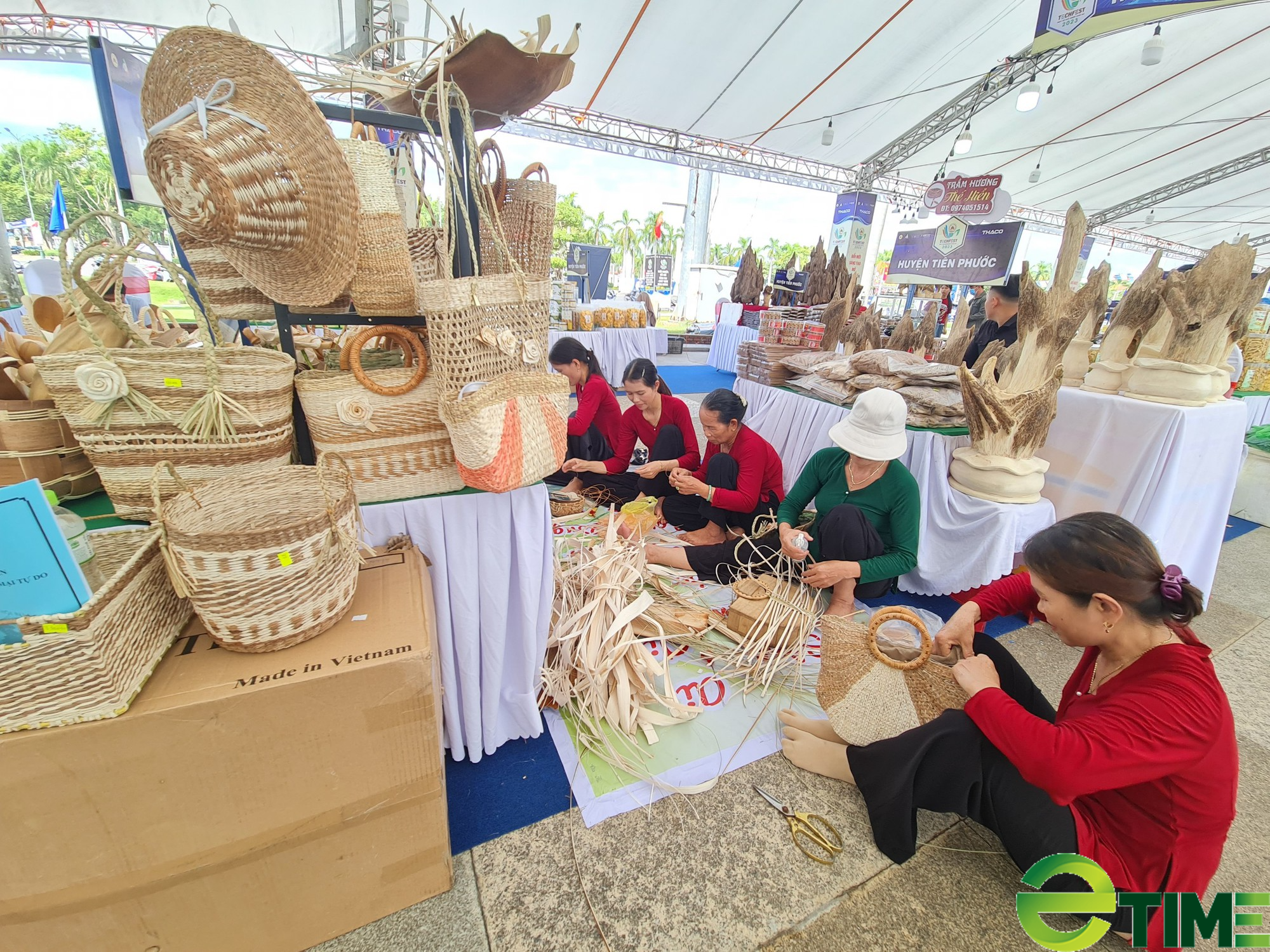 Hàng trăm sản phẩm “hội tụ” tại ngày hội quảng bá các sản phẩm miền núi tỉnh Quảng Nam - Ảnh 2.