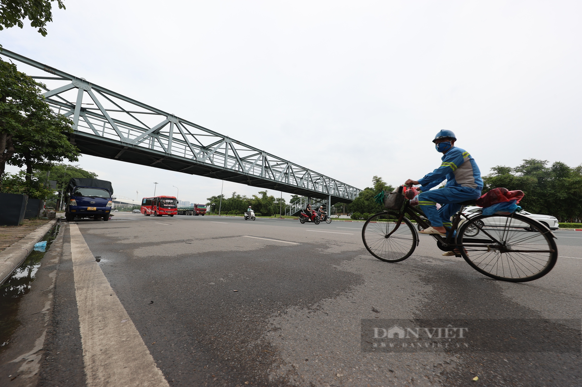 Cầu vượt ở Hà Nội cả ngày có vài người qua lại, rác và nước mưa thì lênh láng - Ảnh 1.