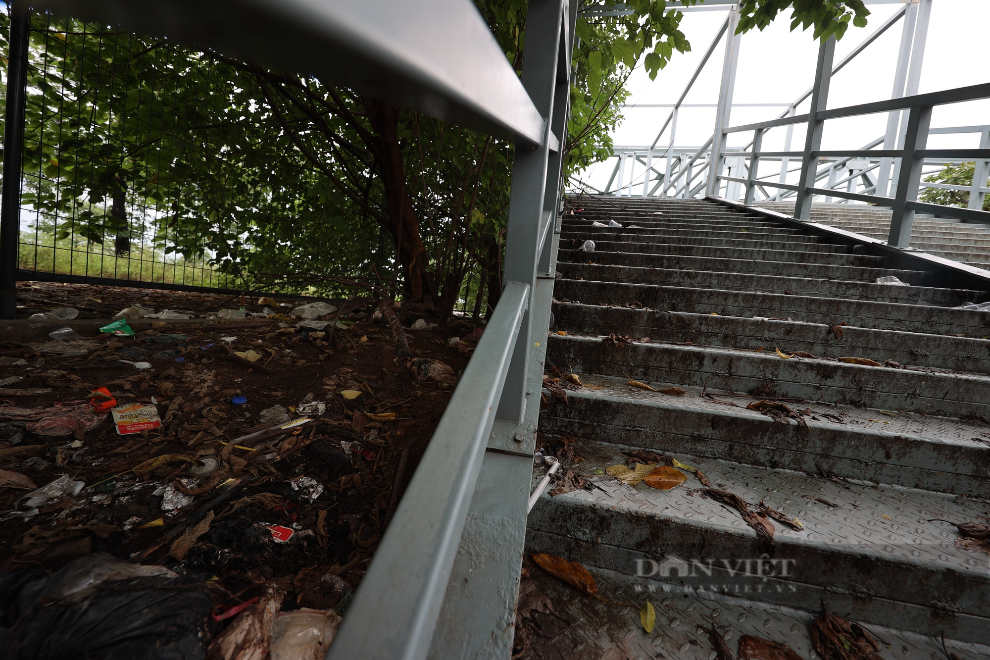 Cầu vượt ở Hà Nội cả ngày có vài người qua lại, rác và nước mưa thì lênh láng - Ảnh 3.