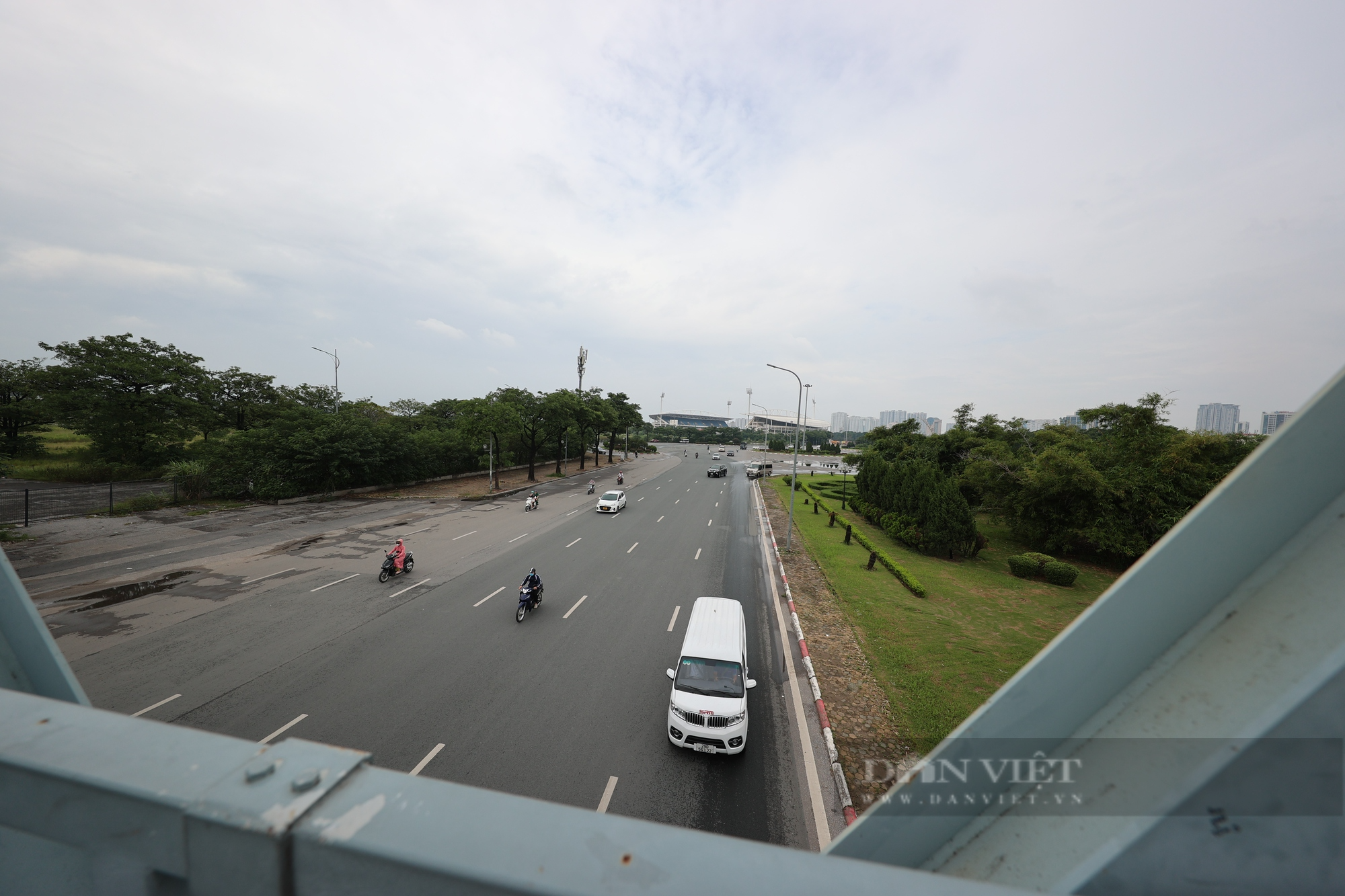 Cầu vượt ở Hà Nội cả ngày có vài người qua lại, rác và nước mưa thì lênh láng - Ảnh 6.