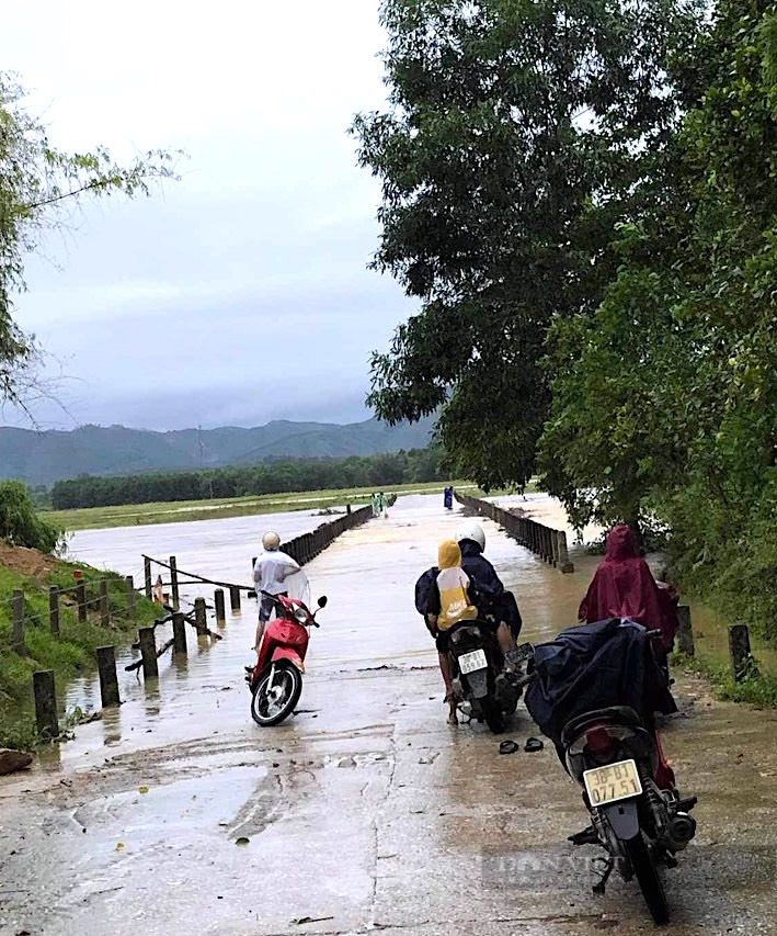 Mưa xối xả, nhiều tuyến đường ở huyện miền núi Hà Tĩnh sạt lở, bản làng bị chia cắt - Ảnh 5.