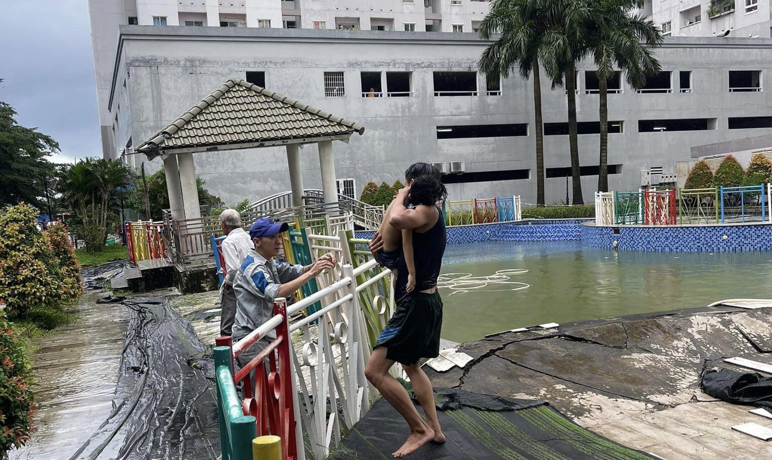 TP.HCM: Một bé gái 5 tuổi bị ngạt nước trong khuôn viên chung cư HQC Plaza - Ảnh 1.