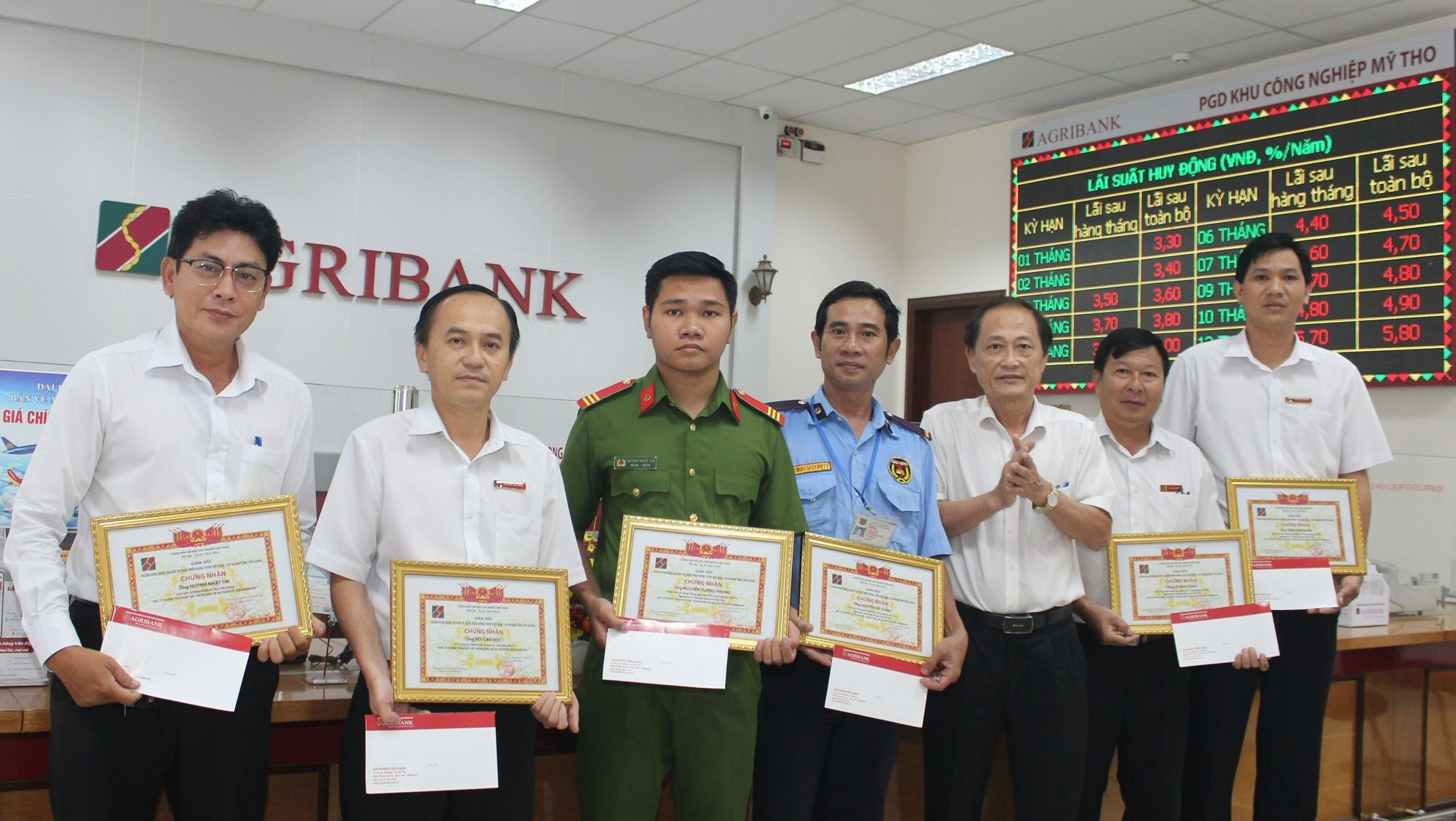 Agribank Tiền Giang kịp thời khen thưởng các cá nhân xuất sắc trong công tác bảo vệ  tài sản Agribank - Ảnh 1.