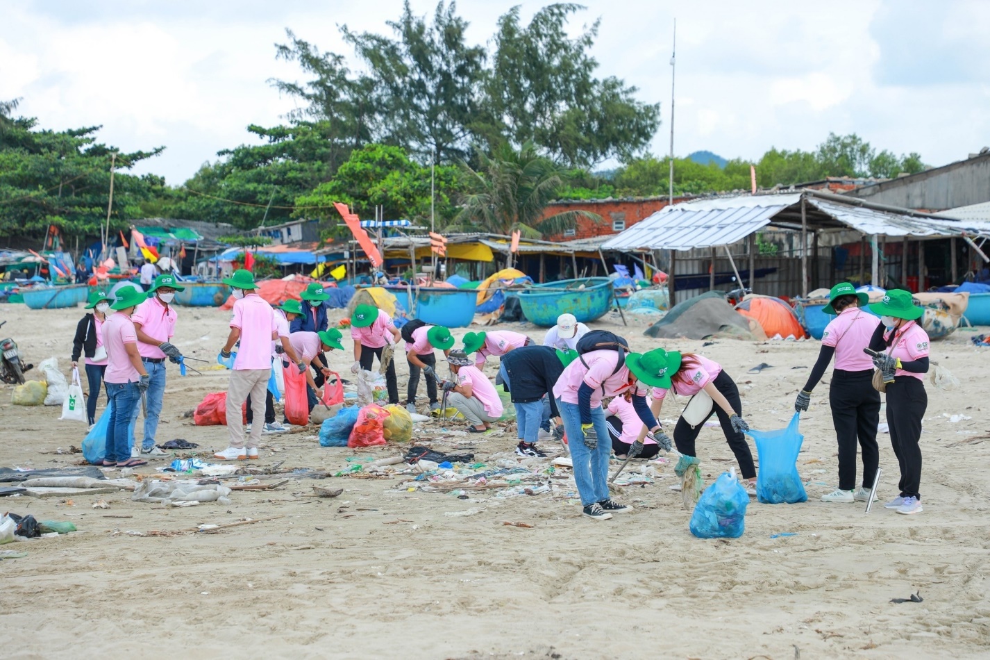 C.P. Việt Nam làm sạch bãi biển tại Bà Rịa - Vũng Tàu - Ảnh 2.