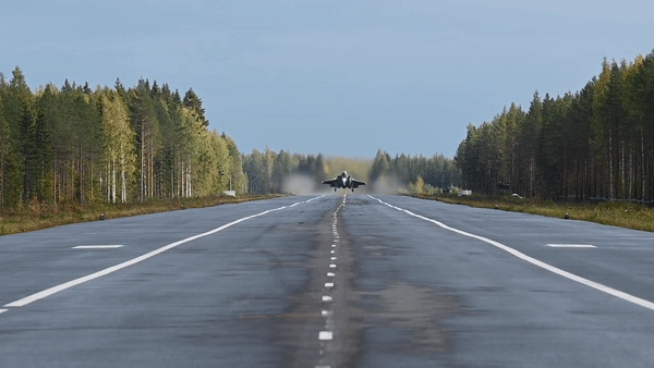 Cảnh tiêm kích F-35A lần đầu cất hạ cánh trên đường cao tốc tại châu Âu - Ảnh 1.