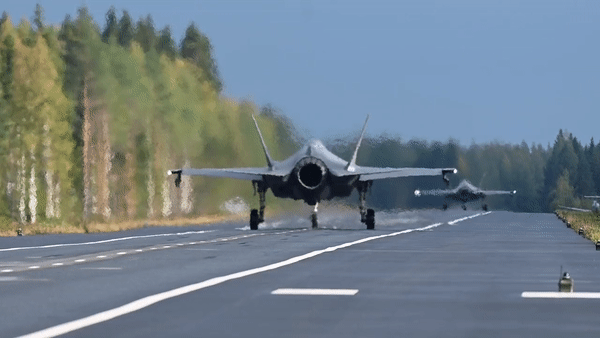 Cảnh tiêm kích F-35A lần đầu cất hạ cánh trên đường cao tốc tại châu Âu - Ảnh 10.