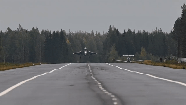 Cảnh tiêm kích F-35A lần đầu cất hạ cánh trên đường cao tốc tại châu Âu - Ảnh 14.