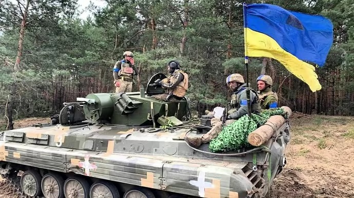 Ukraine áp sát 3 ngôi làng gần Bakhmut, chỉ huy mặt trận miền Nam Ukraine báo tin vui - Ảnh 1.