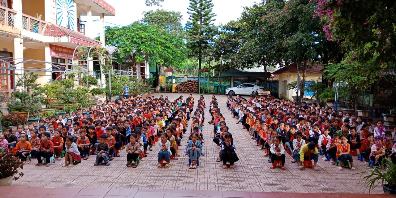 Nậm Pồ: Đẩy mạnh hoạt động tuyên truyền pháp luật an toàn giao thông tại trường học.  - Ảnh 3.