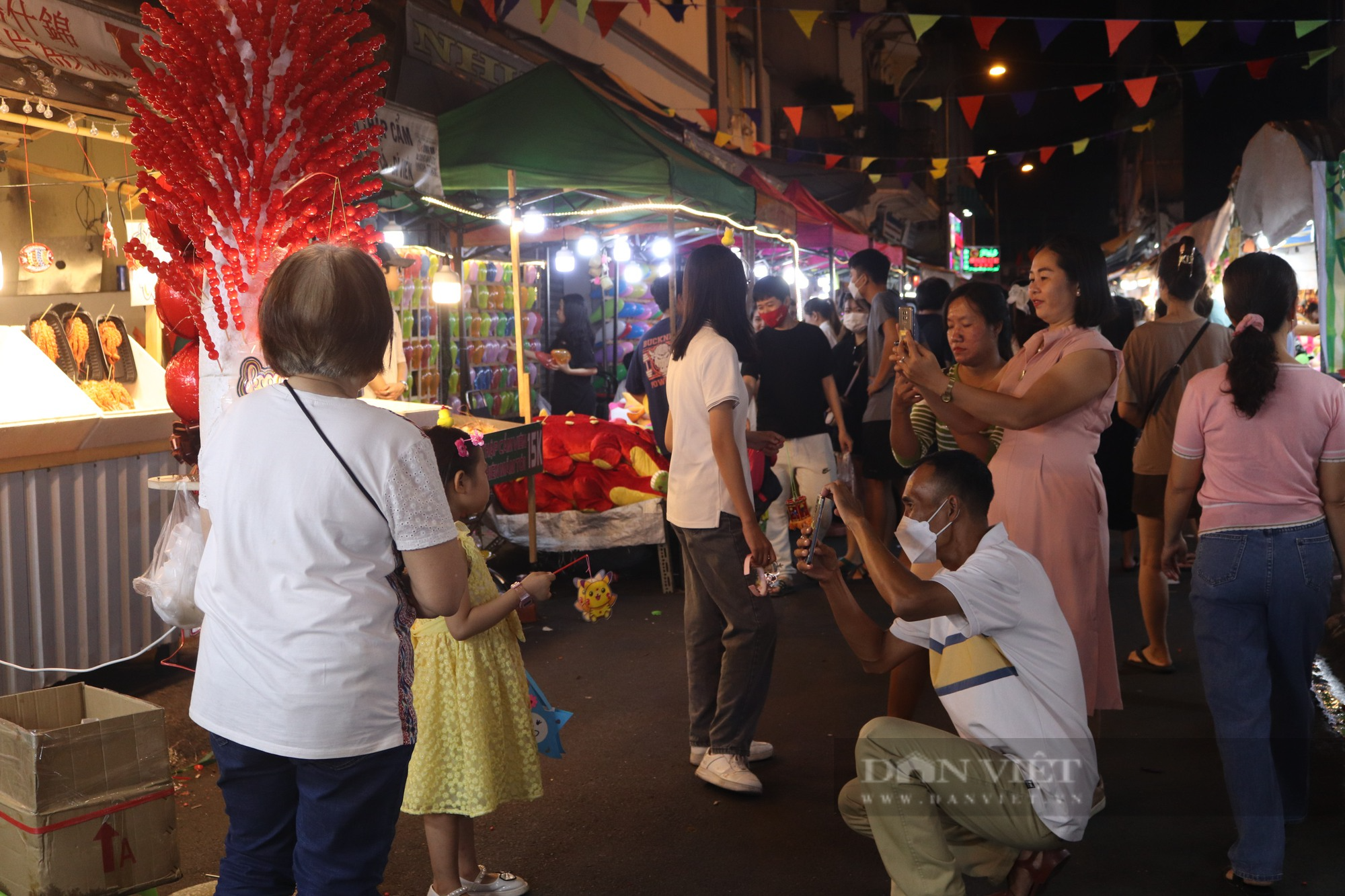 Chen chân ở phố lồng đèn lớn nhất Sài Gòn, phải chật vật mới có hình &quot;sống ảo&quot; - Ảnh 8.