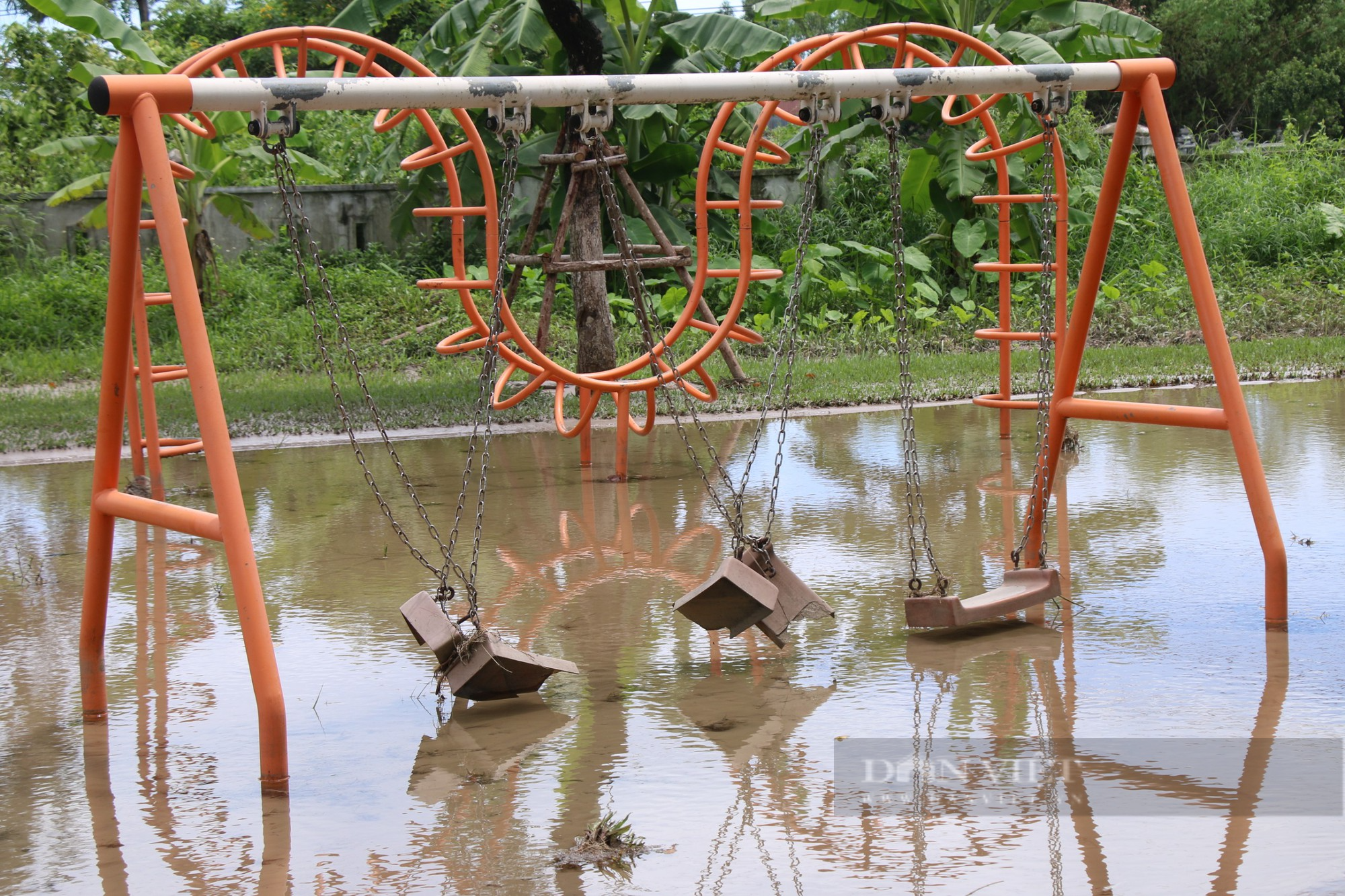 Nhà cửa, đường xá ngập ngụa bùn đất sau mưa lớn tại Đà Nẵng - Ảnh 2.