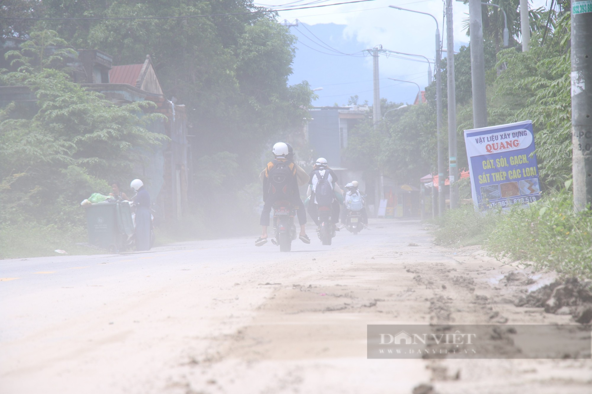 Nhà cửa, đường xá ngập ngụa bùn đất sau mưa lớn tại Đà Nẵng - Ảnh 8.