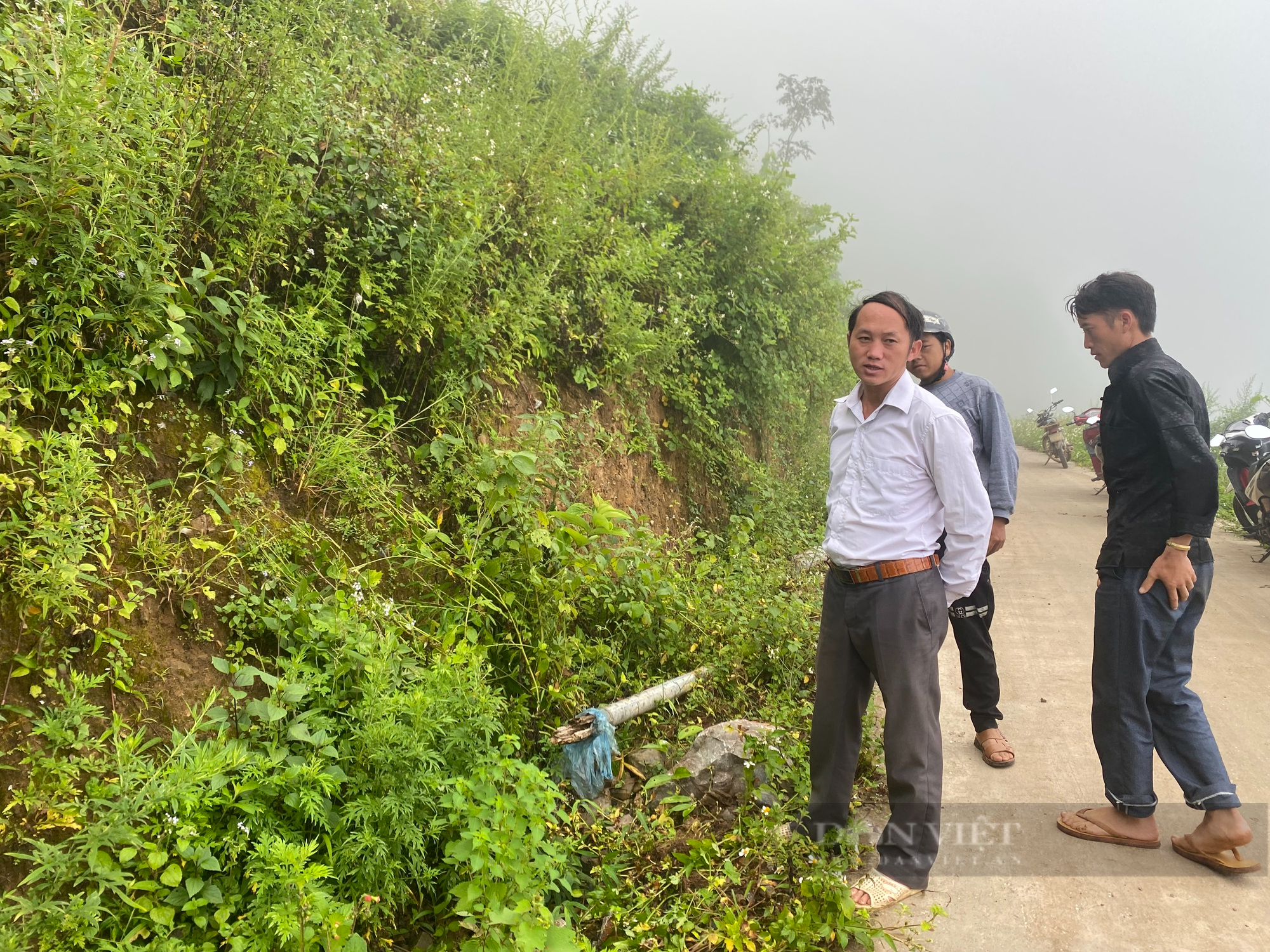 Hà Giang: Đơn vị thi công mở đường làm hỏng ống dẫn nước của Dự án triệu Euro, người dân khát nước - Ảnh 2.