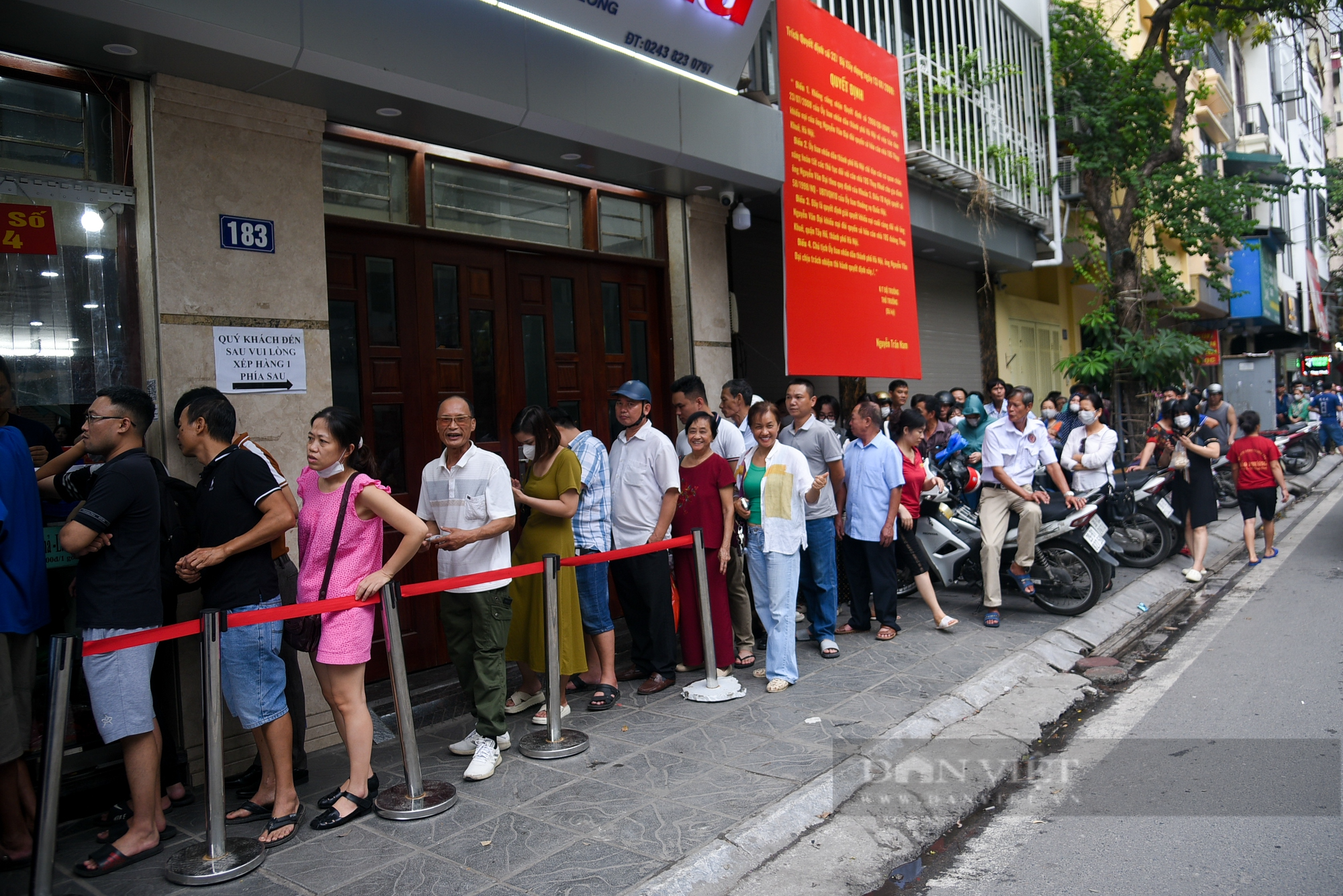 Người dân xếp hàng cả 1 tiếng đồng hồ chờ mua bánh trung thu ở Hà Nội - Ảnh 2.