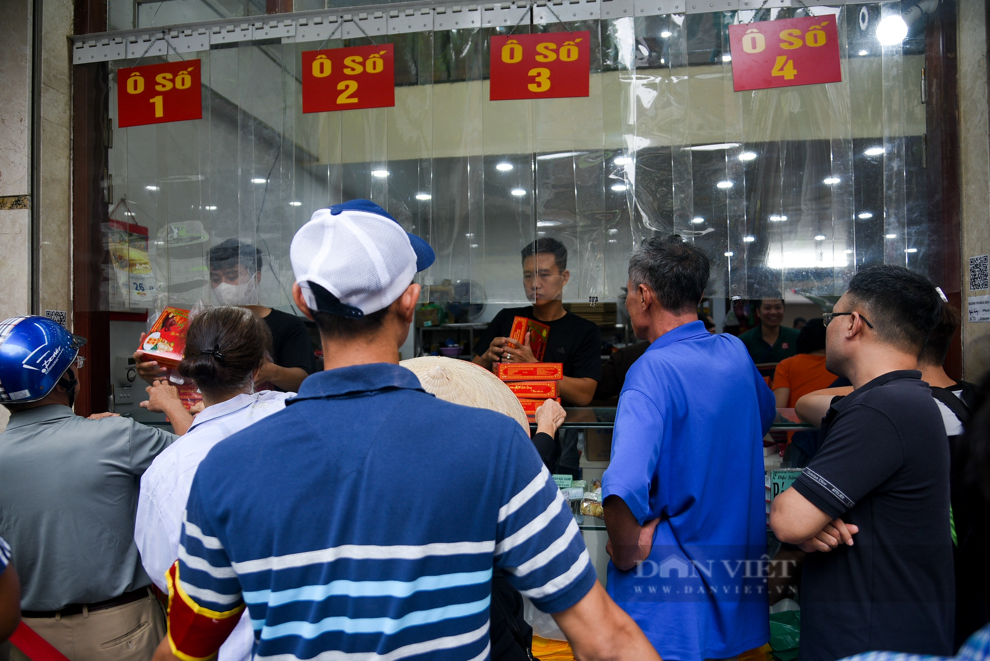 Người dân xếp hàng cả 1 tiếng đồng hồ chờ mua bánh trung thu ở Hà Nội - Ảnh 3.
